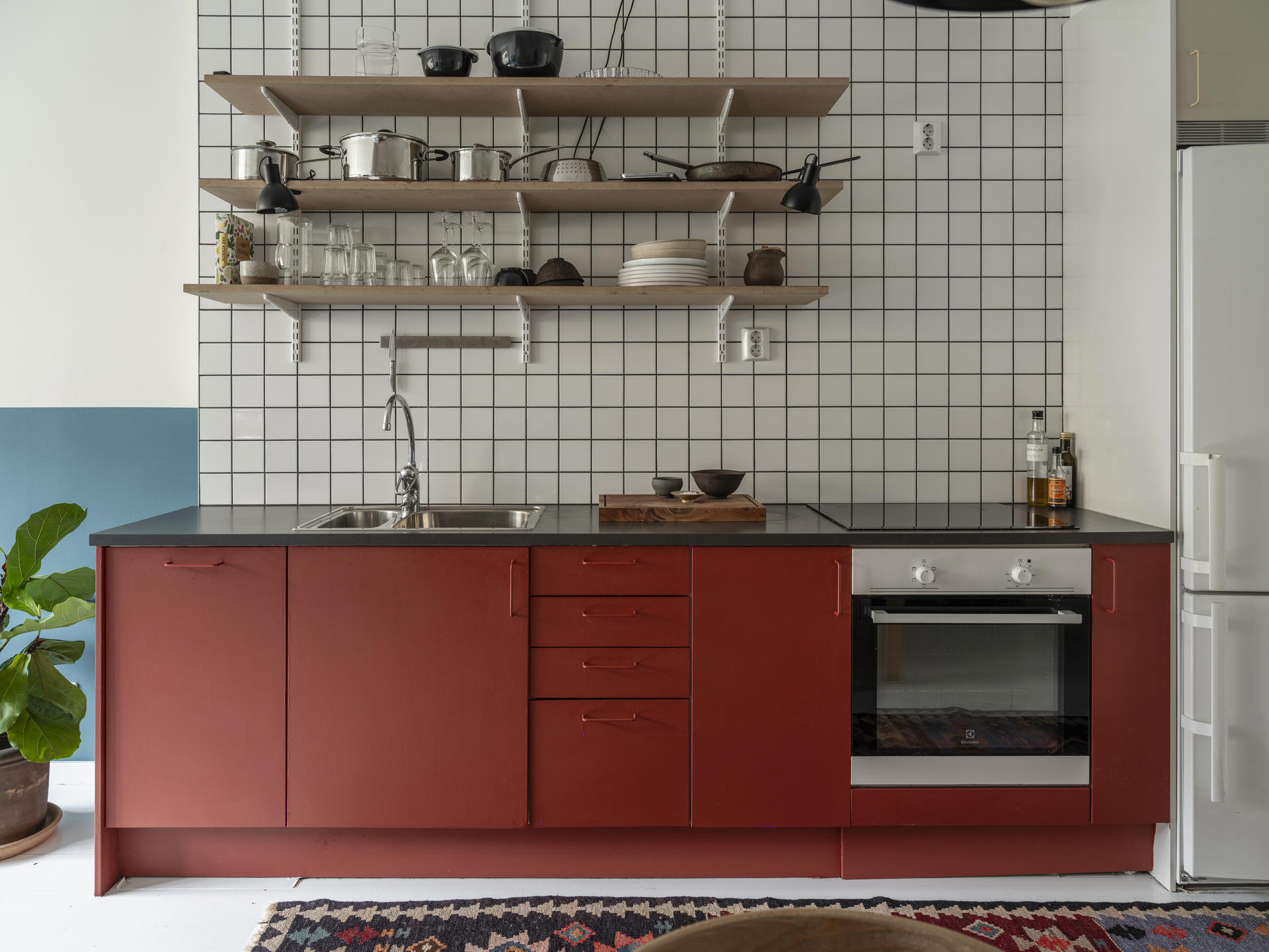 cuisine rouge brique tapis kilim deux-pièces vintage de 44m2 style scandinave mid-century cuisine rouge brique tapis kilim deux-pièces vintage de 44m2 style scandinave mid-century