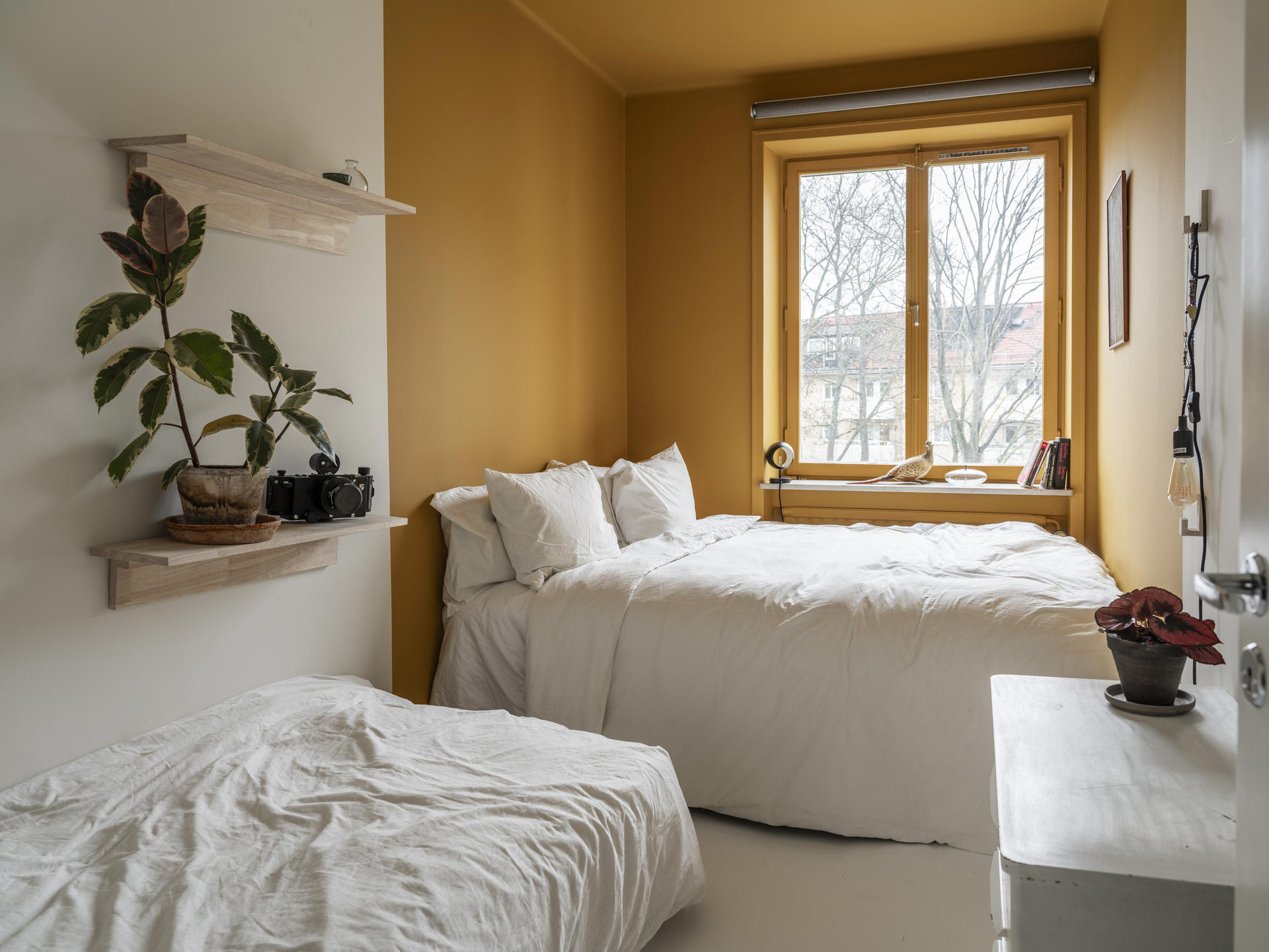 chambre jaune safran deux-pièces vintage de 44m2 style scandinave mid-century chambre jaune safran deux-pièces vintage de 44m2 style scandinave mid-century