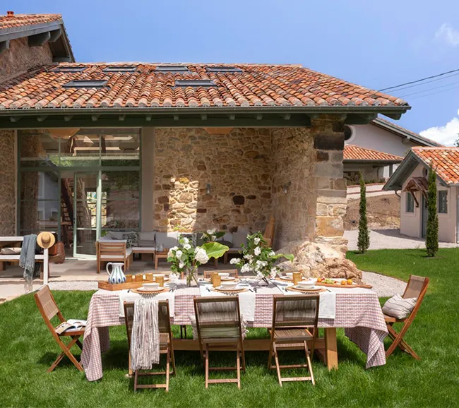 jardin maison centenaire en pierres rénovée "La Bendita" par Wishome
