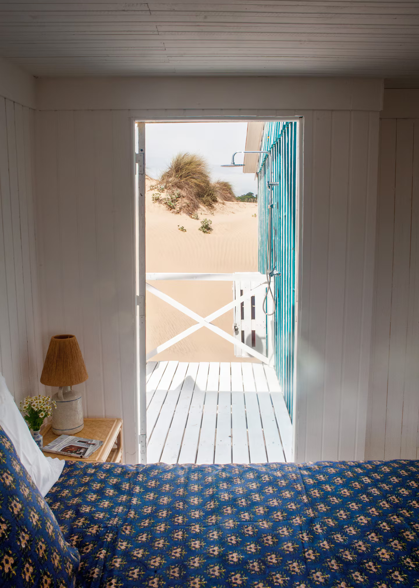 chambre décoration rustique colorée ancienne maison de pêcheur rénovée sur la plage Portugal Cabana Zojora chambre décoration rustique colorée ancienne maison de pêcheur rénovée sur la plage Portugal Cabana Zojora