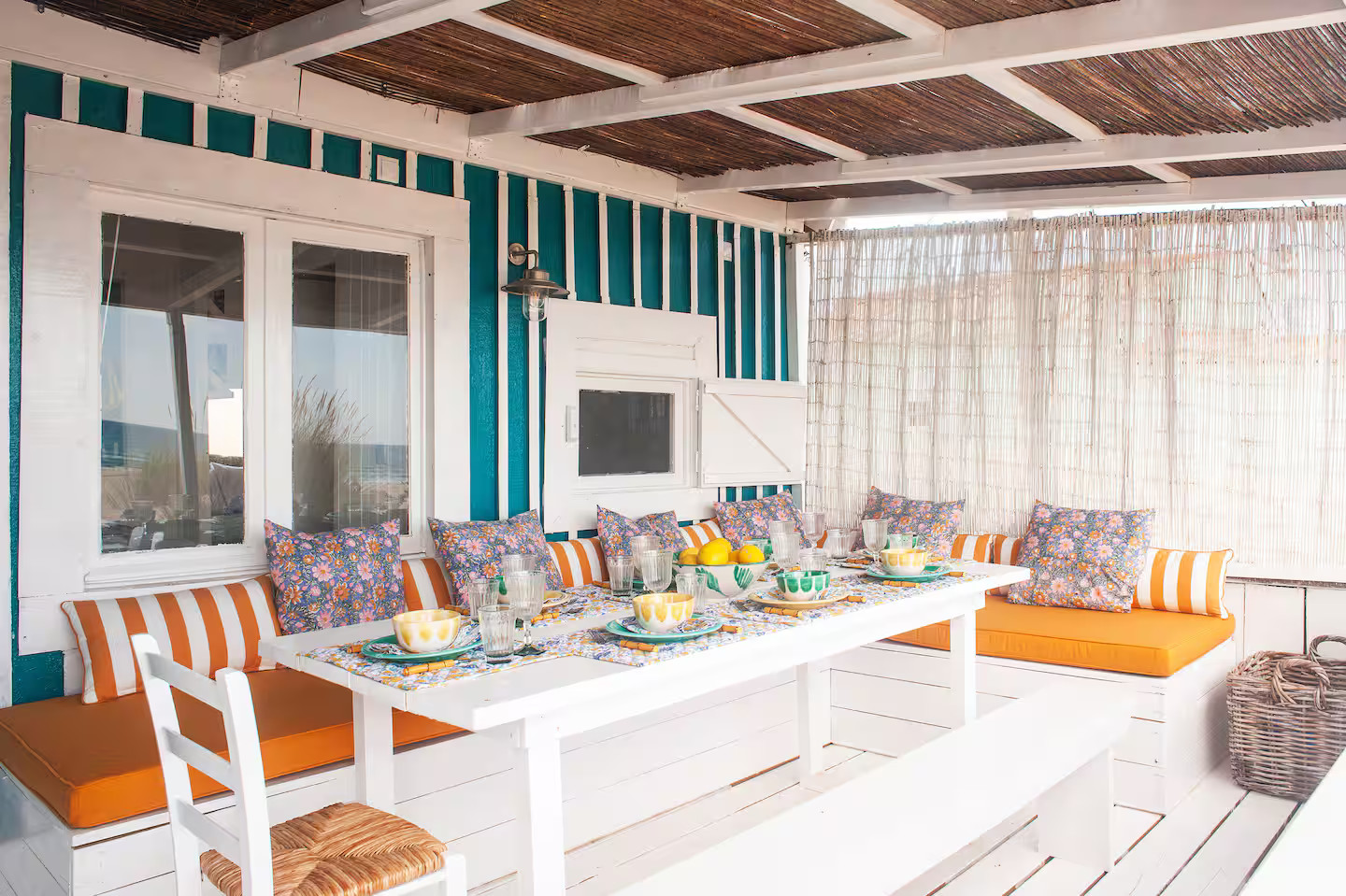 terrasse avec pergola décoration rustique colorée ancienne maison de pêcheur rénovée sur la plage Portugal Cabana Zojora terrasse avec pergola décoration rustique colorée ancienne maison de pêcheur rénovée sur la plage Portugal Cabana Zojora