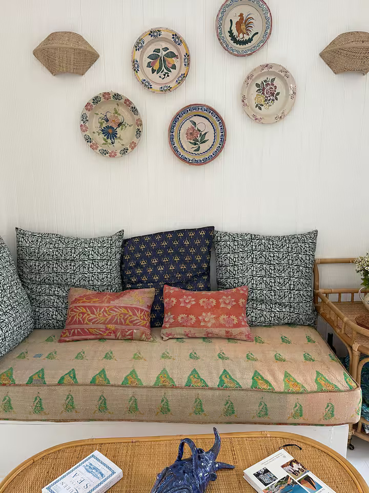 salon décoration rustique colorée ancienne maison de pêcheur rénovée sur la plage Portugal Cabana Zojora salon décoration rustique colorée ancienne maison de pêcheur rénovée sur la plage Portugal Cabana Zojora