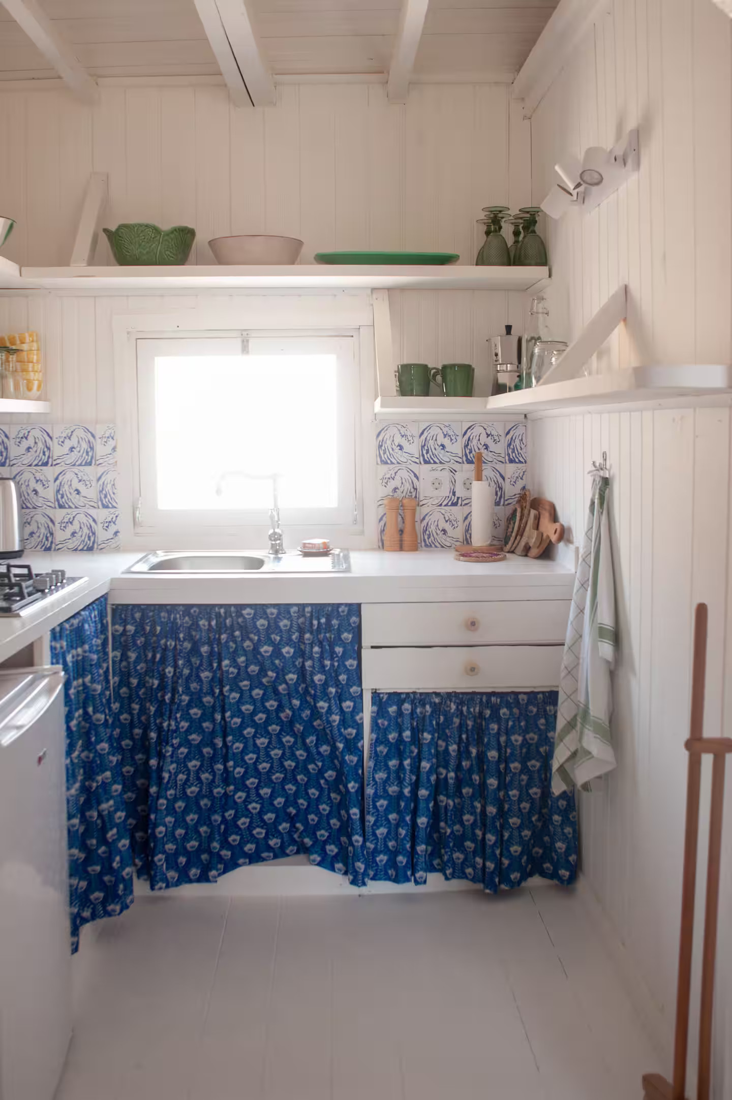 cuisine avec azulejos décoration rustique colorée ancienne maison de pêcheur rénovée sur la plage Portugal Cabana Zojora cuisine avec azulejos décoration rustique colorée ancienne maison de pêcheur rénovée sur la plage Portugal Cabana Zojora