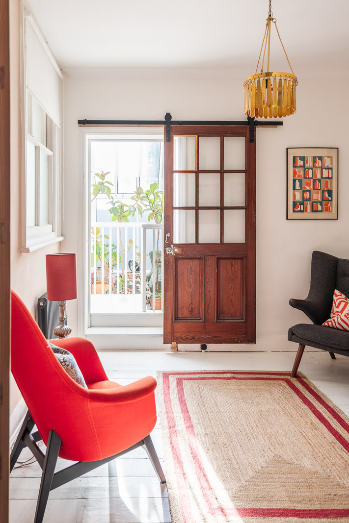 entrée maison de ville fauteuil rouge en velours