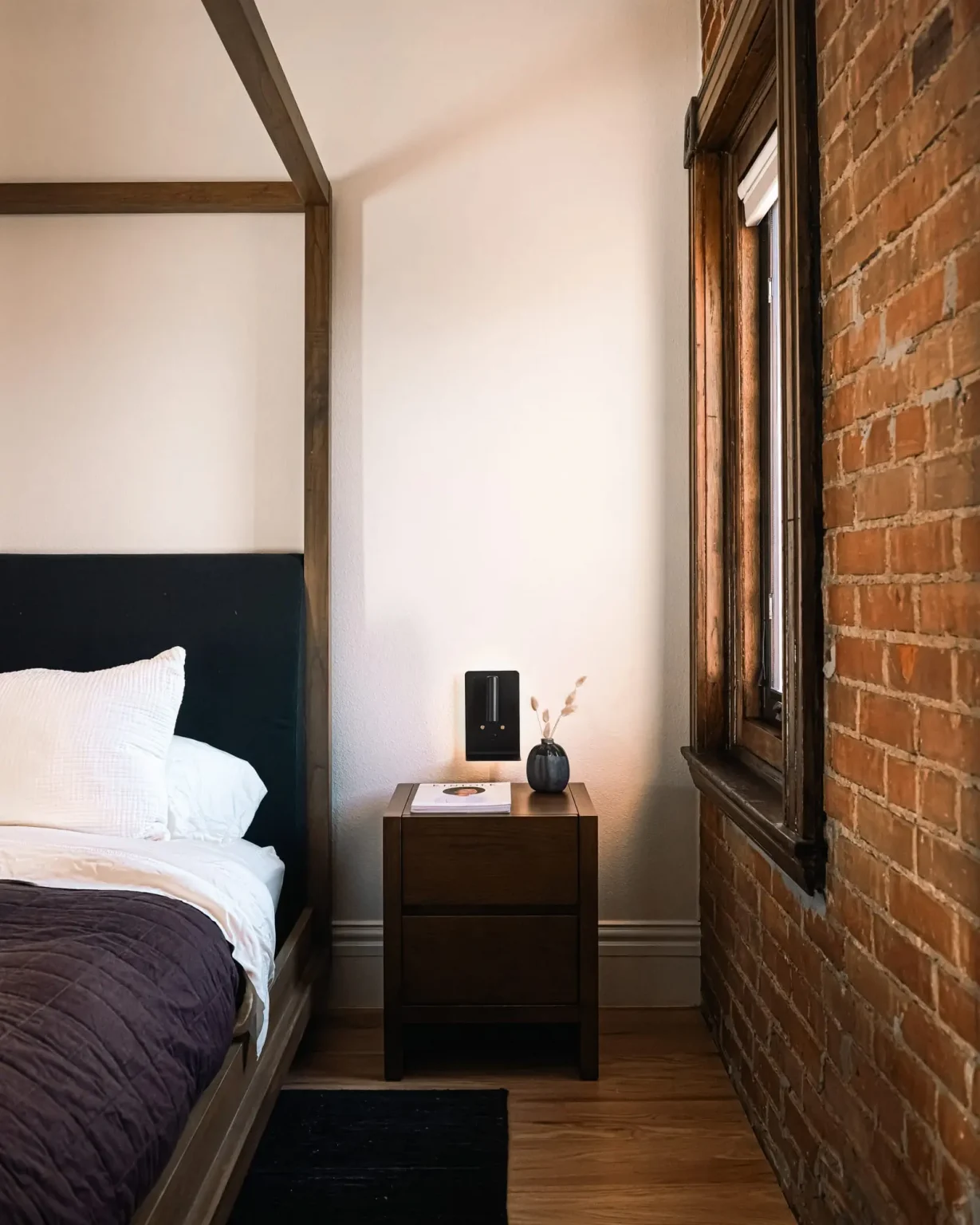 chambre murs en briques décoration classique chic lit baldaquin bois chambre murs en briques décoration classique chic lit baldaquin bois
