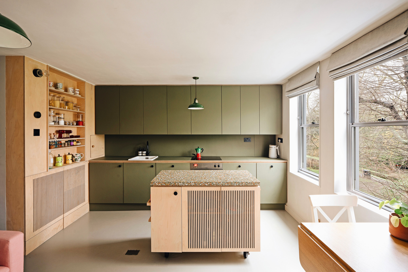 cuisine ouverte vert olive avec îlot à roulettes mobile duplex 50m2 décoration contemporaine Londres cuisine ouverte vert olive avec îlot à roulettes mobile duplex 50m2 décoration contemporaine Londres