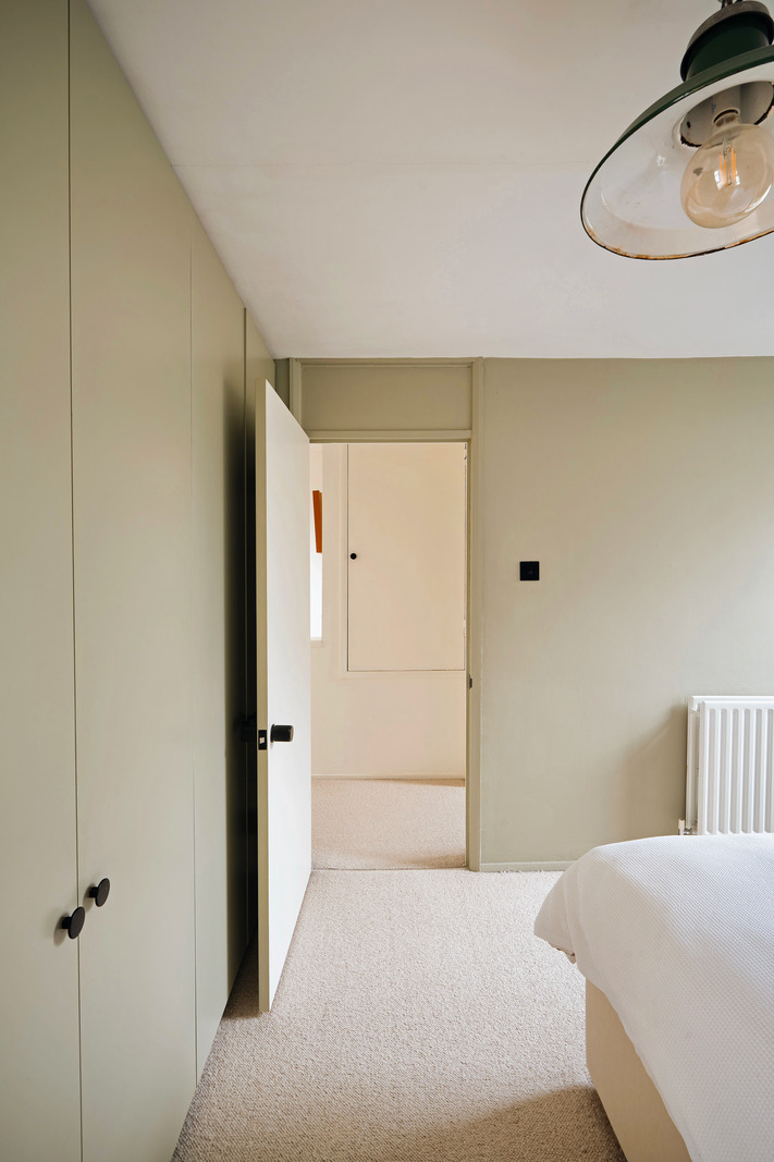 chambre murs vert pâle duplex 50m2 décoration contemporaine Londres chambre murs vert pâle duplex 50m2 décoration contemporaine Londres