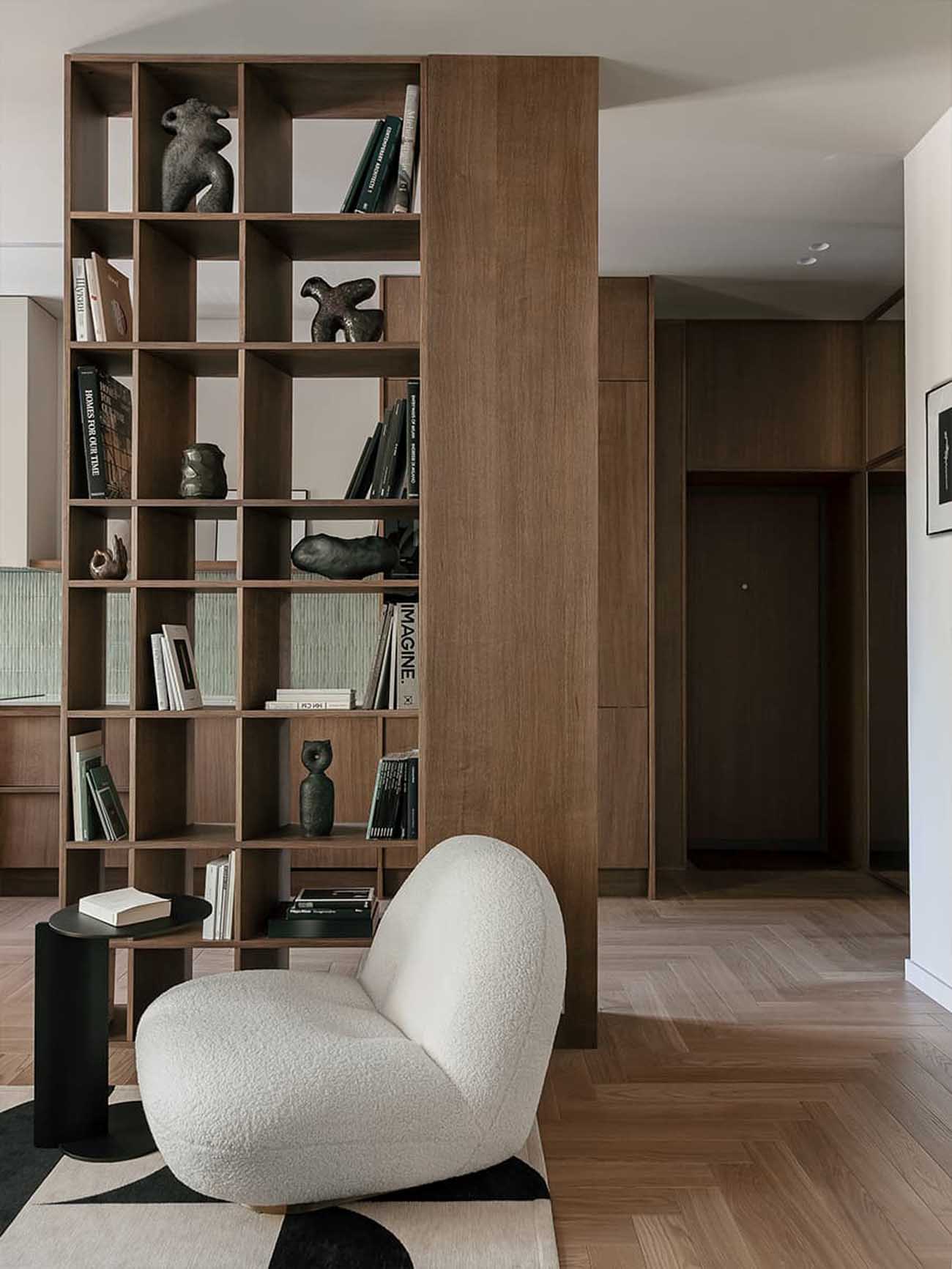 salon avec bibliothèque et cuisine ouverte appartement 53m2 décoration contemporaine salon avec bibliothèque et cuisine ouverte appartement 53m2 décoration contemporaine