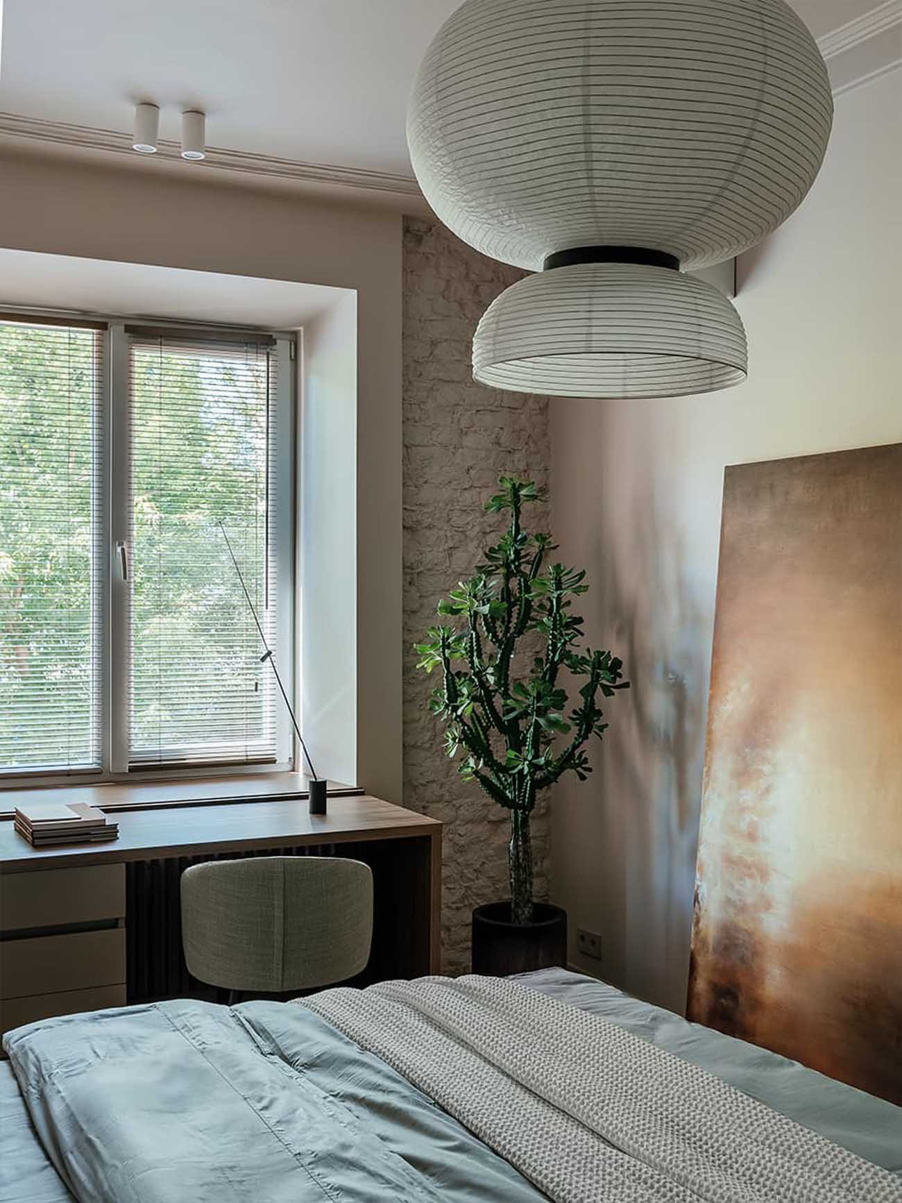 chambre avec bureau sous la fenêtre appartement 53m2 décoration contemporaine chambre avec bureau sous la fenêtre appartement 53m2 décoration contemporaine