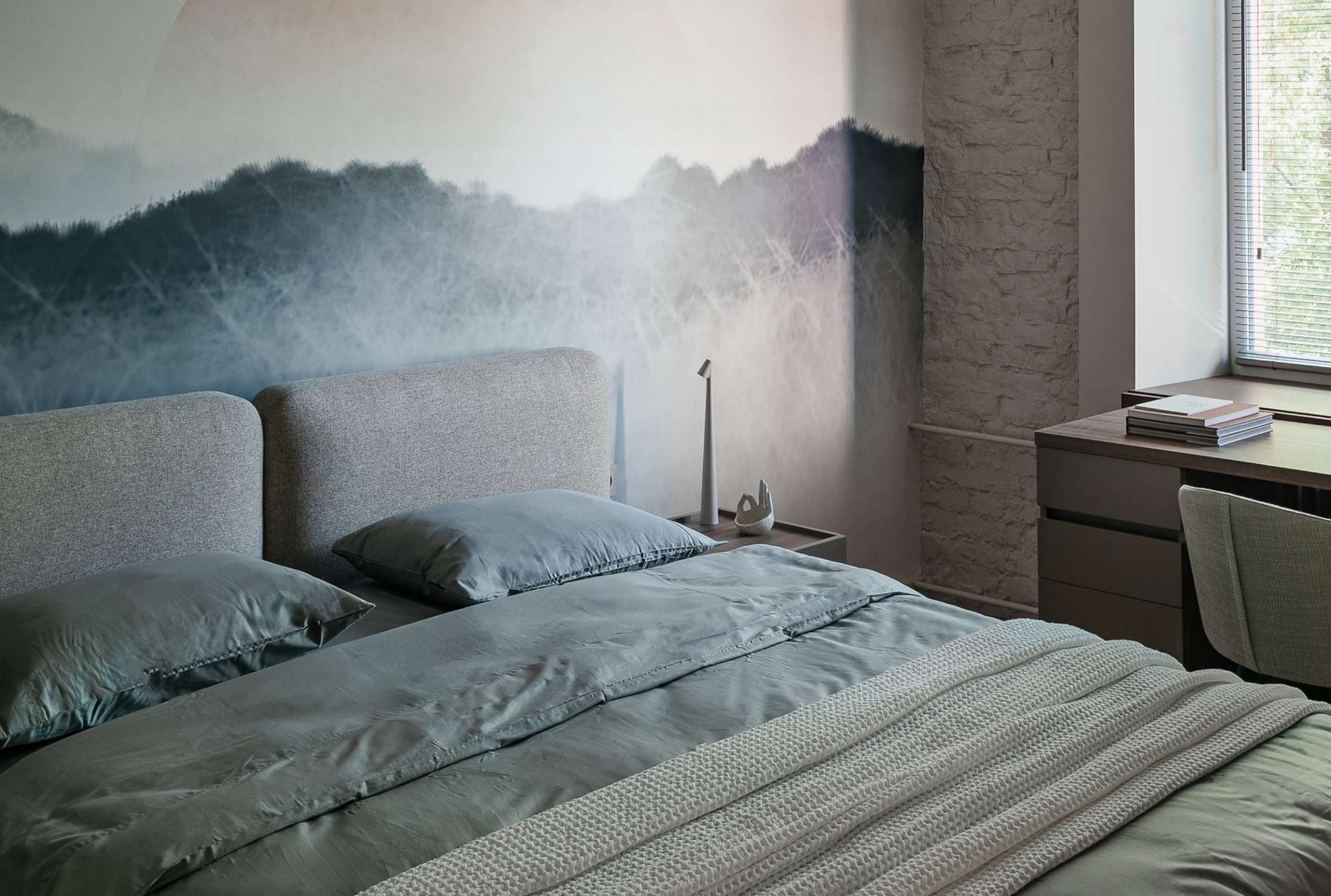 chambre papier-peint panoramique montagnes dans la brume appartement 53m2 décoration contemporaine chambre papier-peint panoramique montagnes dans la brume appartement 53m2 décoration contemporaine
