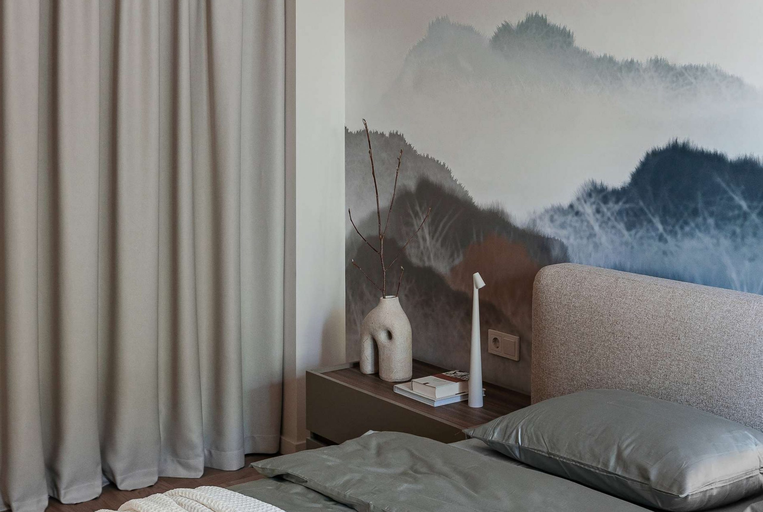 chambre papier-peint panoramique montagnes dans la brume appartement 53m2 décoration contemporaine chambre papier-peint panoramique montagnes dans la brume appartement 53m2 décoration contemporaine