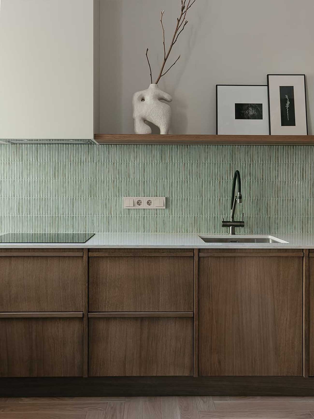 cuisine ouverte mobilier noyer carrelage vert céladon appartement 53m2 décoration contemporaine cuisine ouverte mobilier noyer carrelage vert céladon appartement 53m2 décoration contemporaine