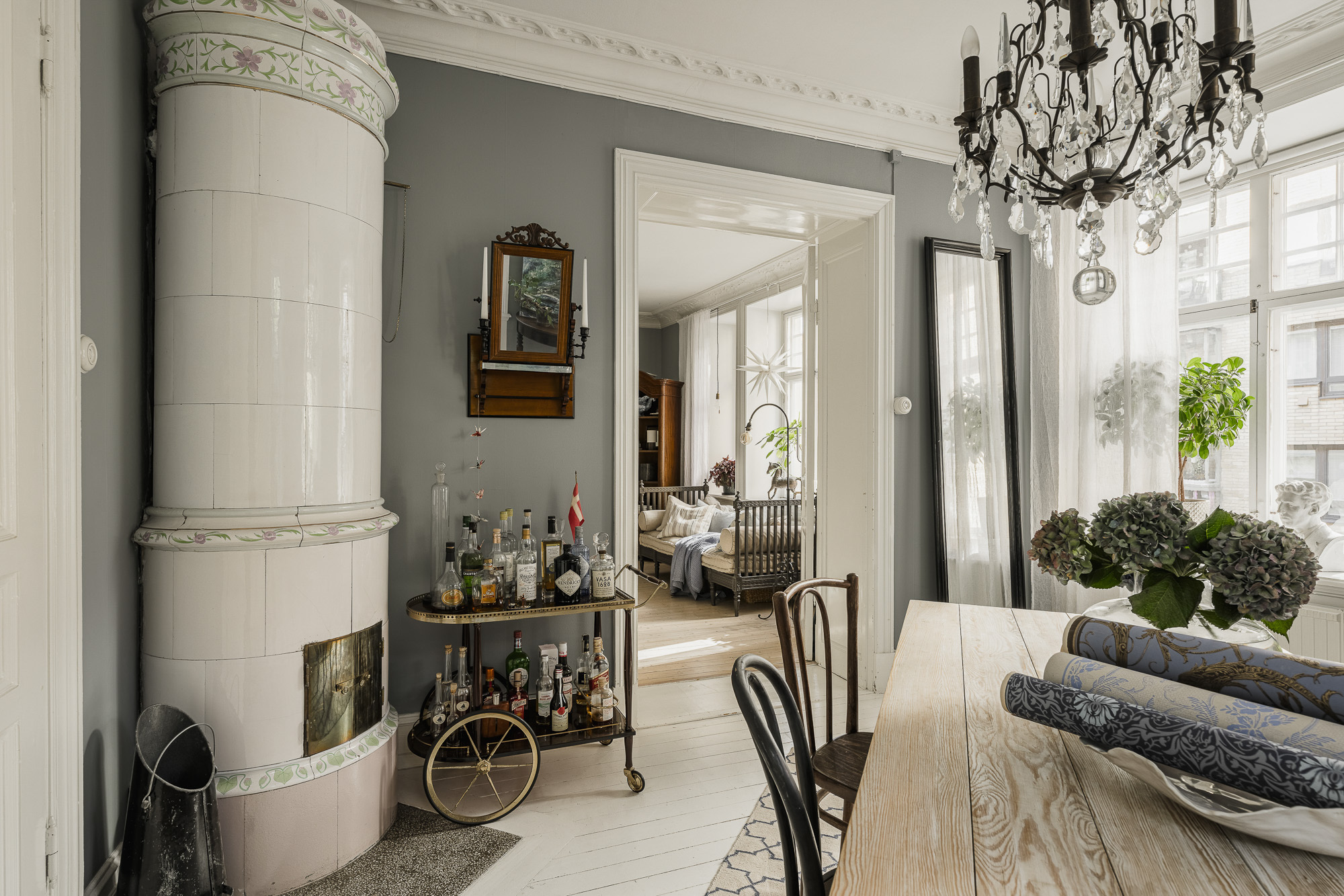 salle à manger avec poêle ancien en céramique décoration scandinave classique chic