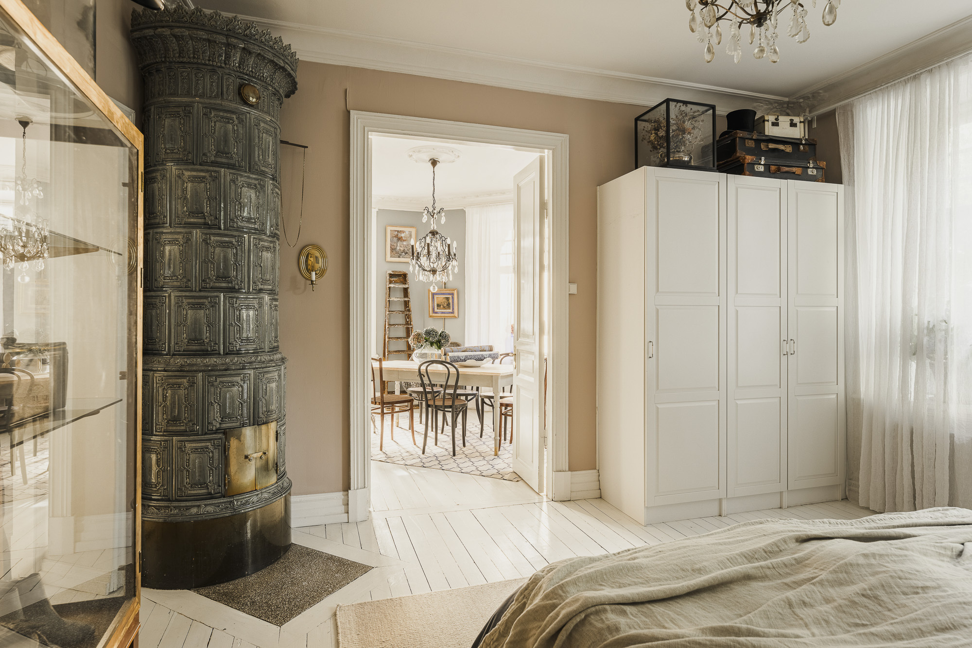chambre murs jaunes avec poêle ancien en céramique décoration scandinave classique chic