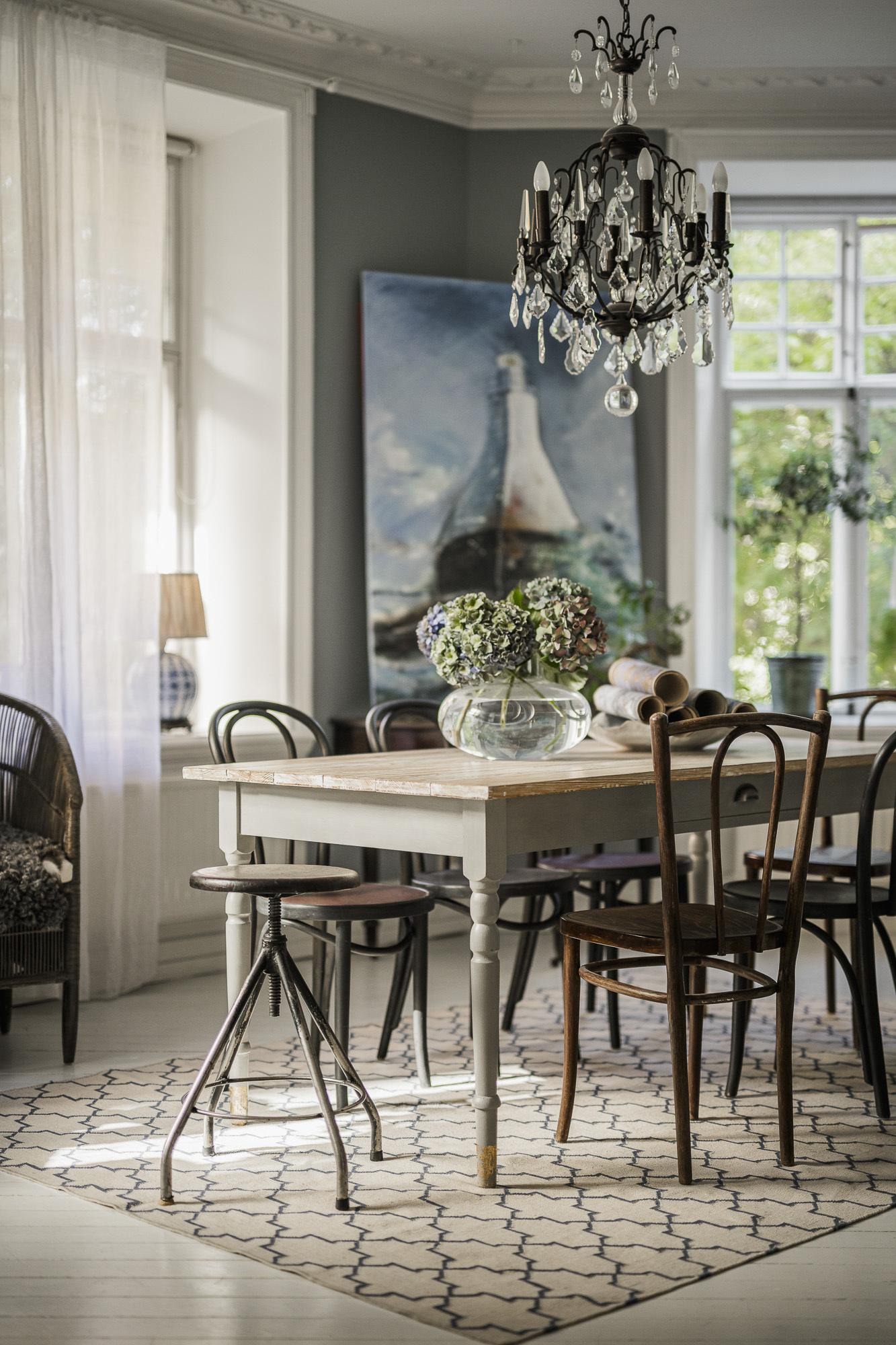 salle à manger avec moulures décoration scandinave classique chic