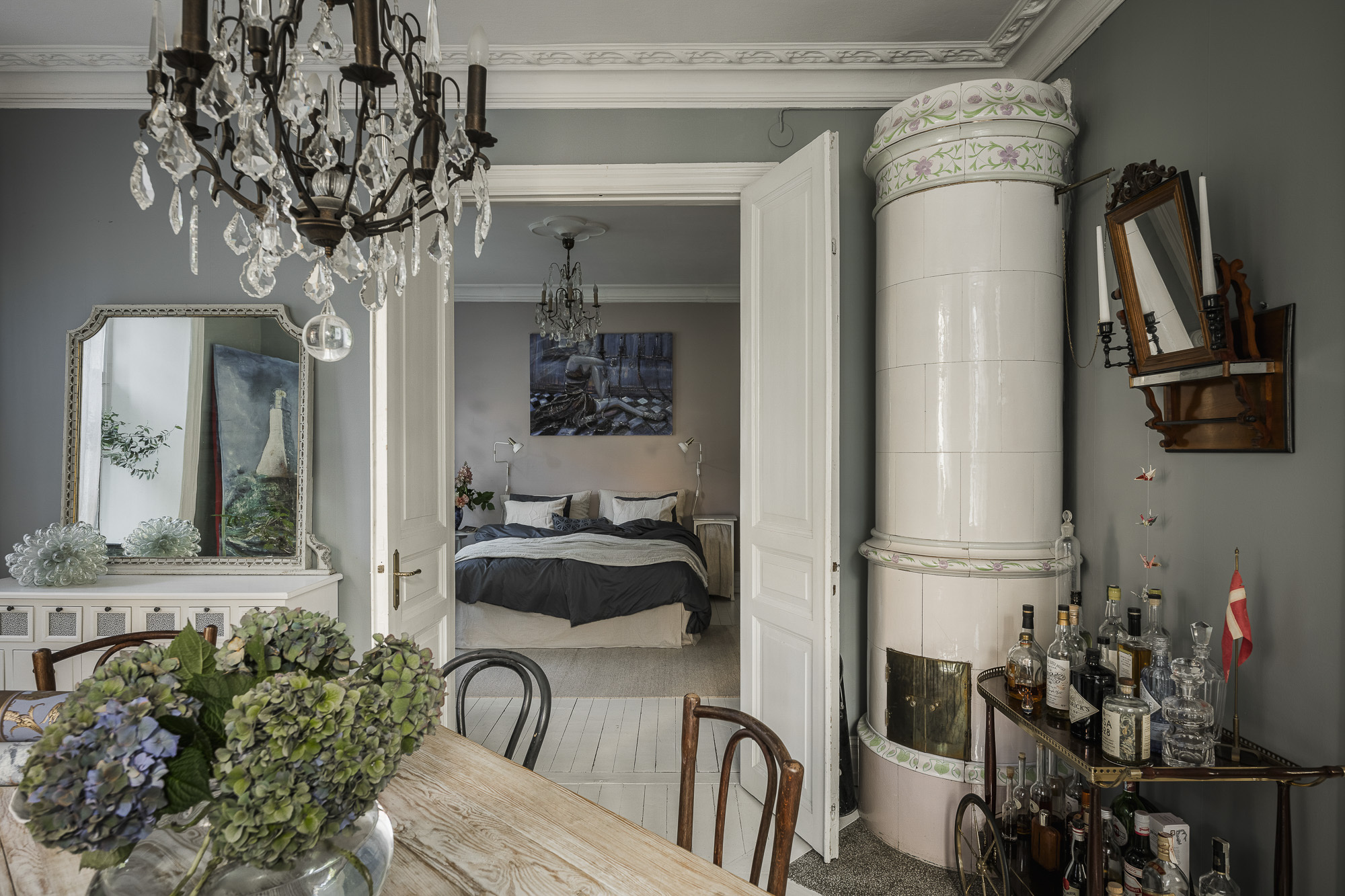 chambre et salle à manger avec moulures et poêle ancien en céramique décoration scandinave classique chic