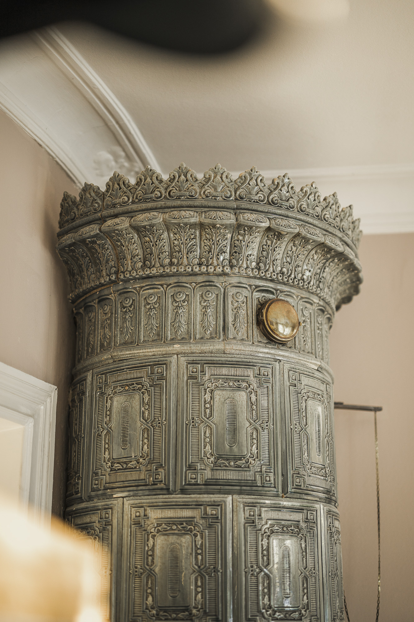 poêle scandinave ancien en céramique verte