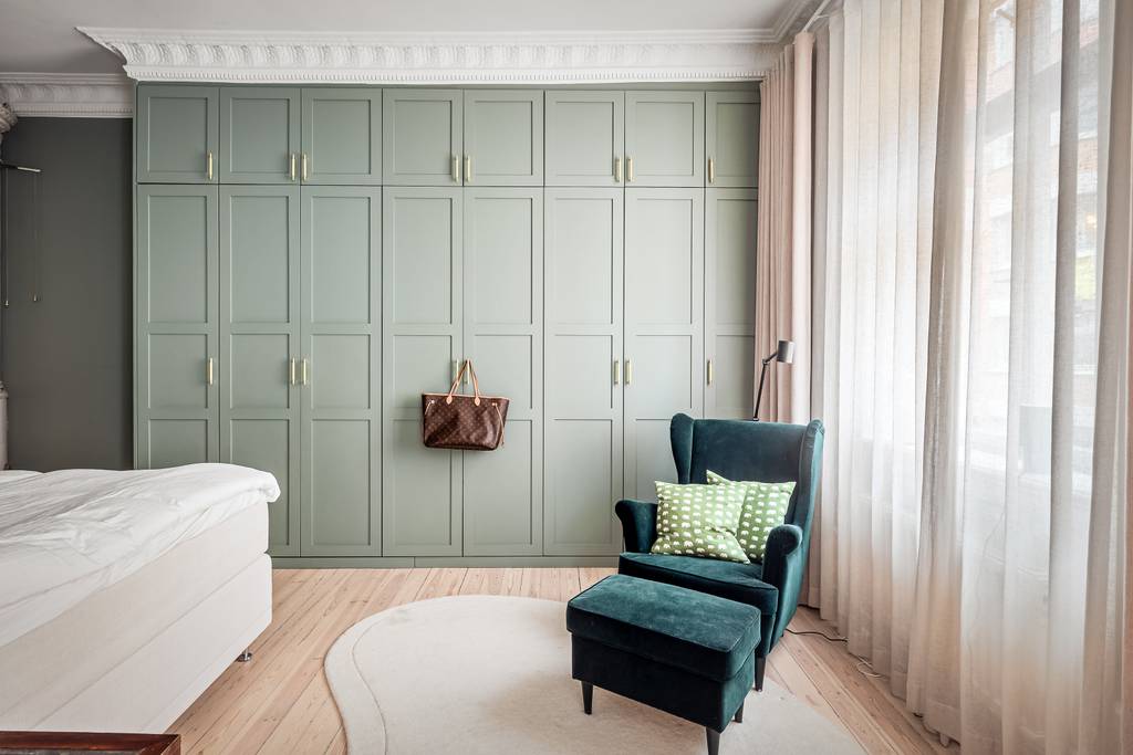 chambre vert sauge avec moulures stucs rosaces et poêle ancien appartement décoration scandinave chambre vert sauge avec moulures stucs rosaces et poêle ancien appartement décoration scandinave