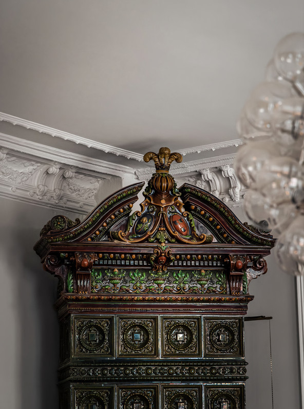 salon avec moulures stucs rosaces et poêle ancien appartement décoration scandinave salon avec moulures stucs rosaces et poêle ancien appartement décoration scandinave