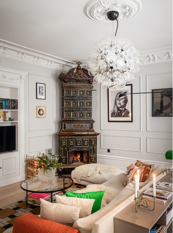 salon avec moulures stucs rosaces et poêle ancien appartement décoration scandinave salon avec moulures stucs rosaces et poêle ancien appartement décoration scandinave