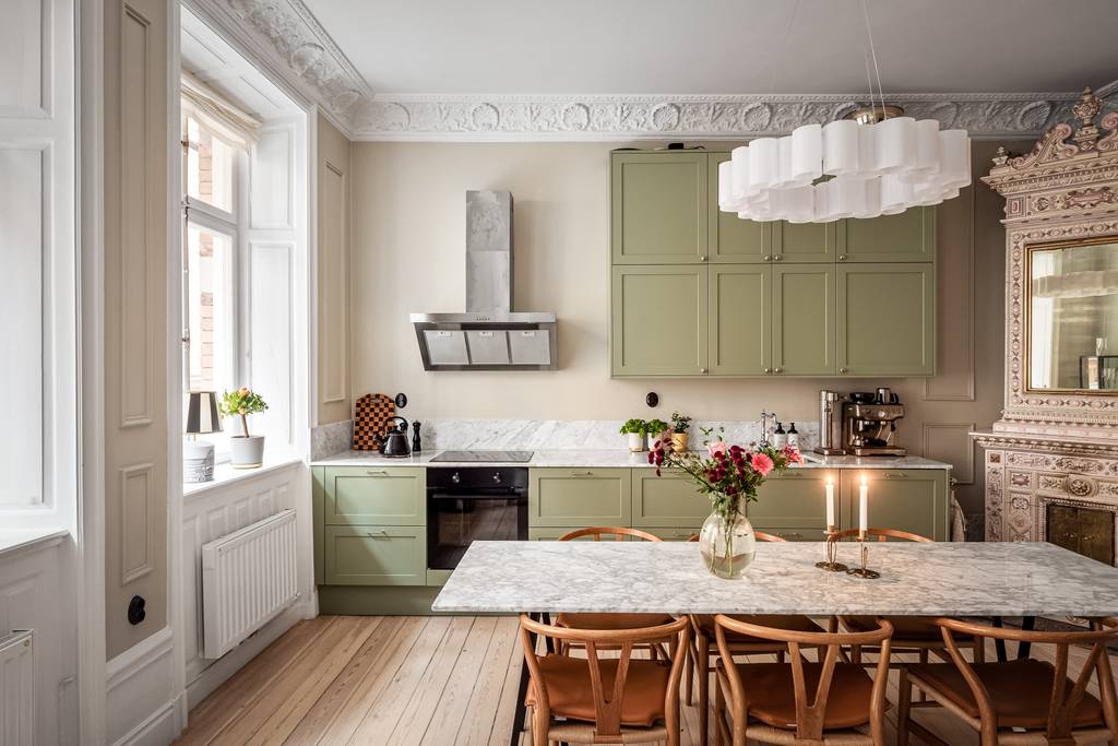 cuisine vert sauge avec moulures stucs rosaces et poêle ancien appartement décoration scandinave cuisine vert sauge avec moulures stucs rosaces et poêle ancien appartement décoration scandinave