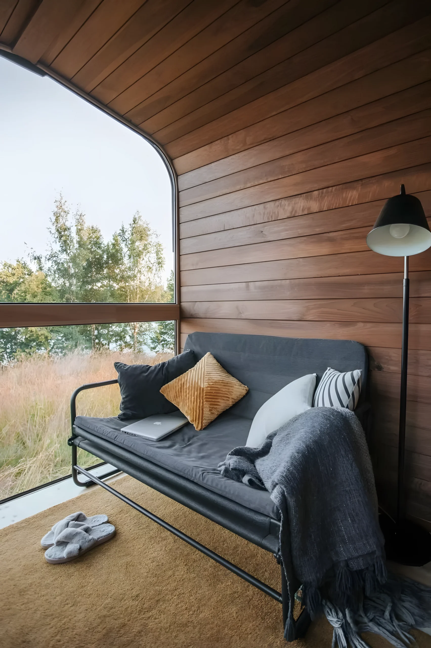 salon tiny house 14m2 Nature Pod par Vagabond Haven