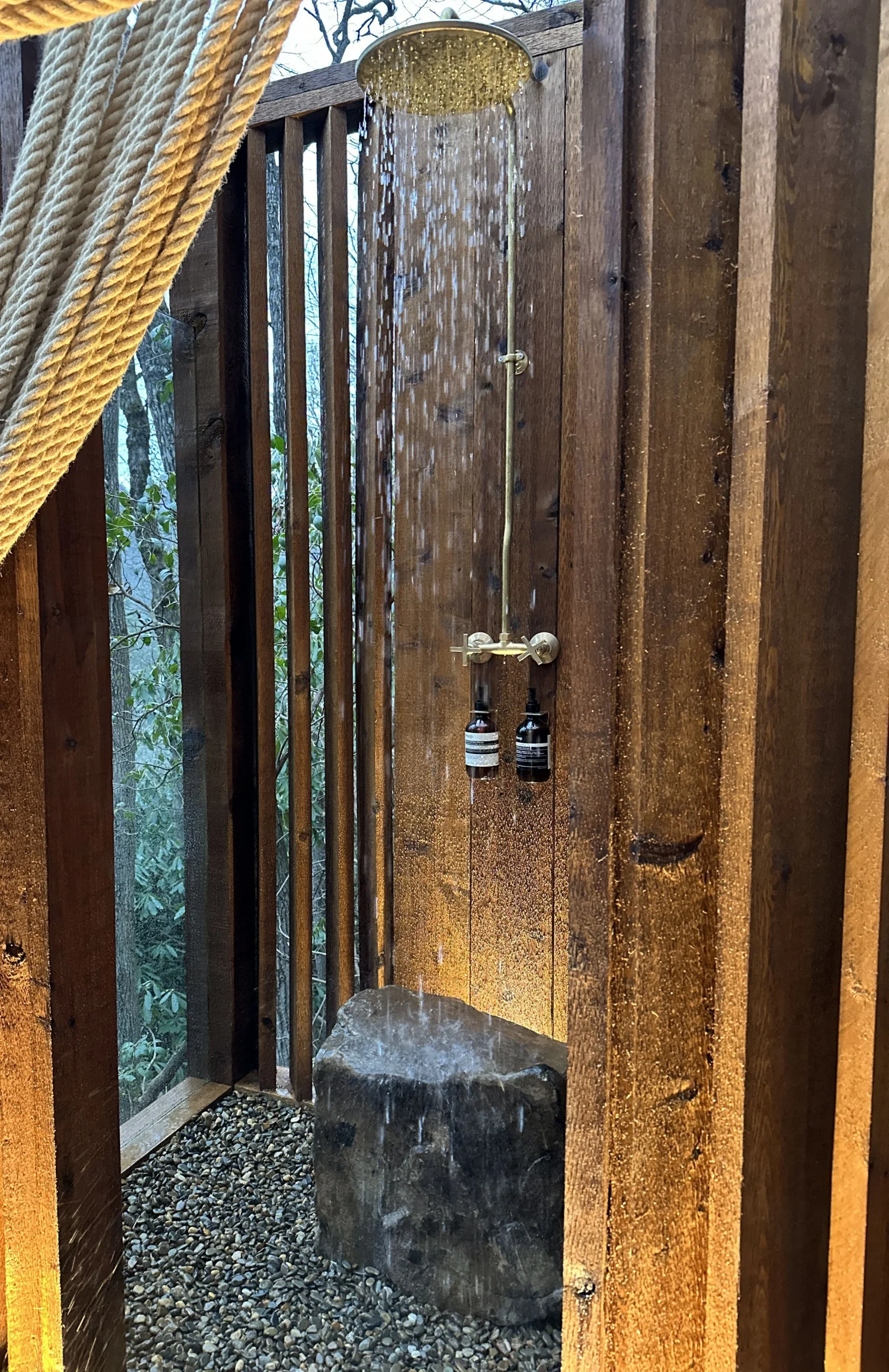 terrasse avec douche pluie cabane vitrée au milieu des arbres Hide Inn Seek Bird Nest Treehouse terrasse avec douche pluie cabane vitrée au milieu des arbres Hide Inn Seek Bird Nest Treehouse