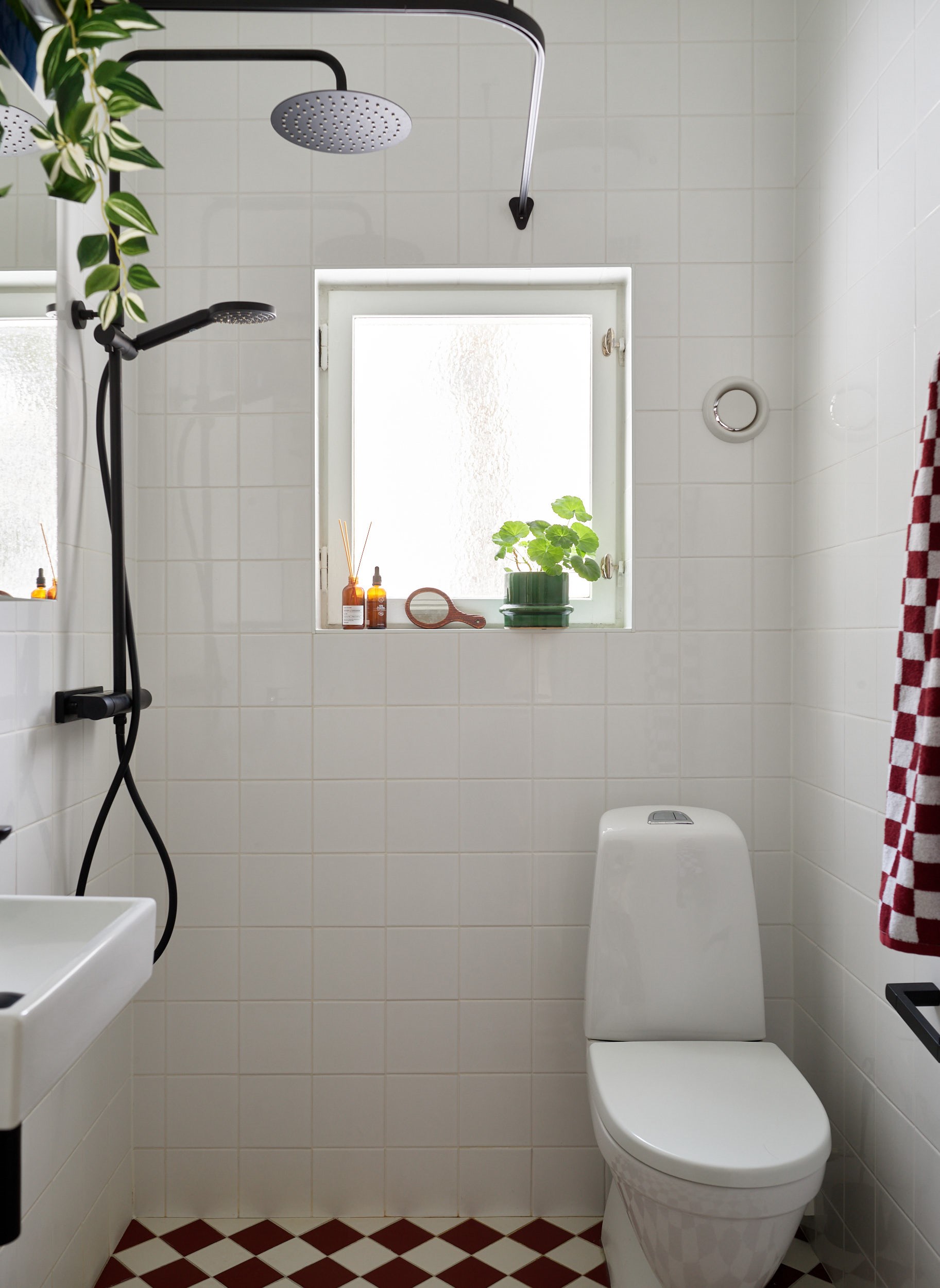 salle de bain blanche sol carrelage à damier rouge et blanc studio vintage 35m2 décoration scandinave salle de bain blanche sol carrelage à damier rouge et blanc studio vintage 35m2 décoration scandinave
