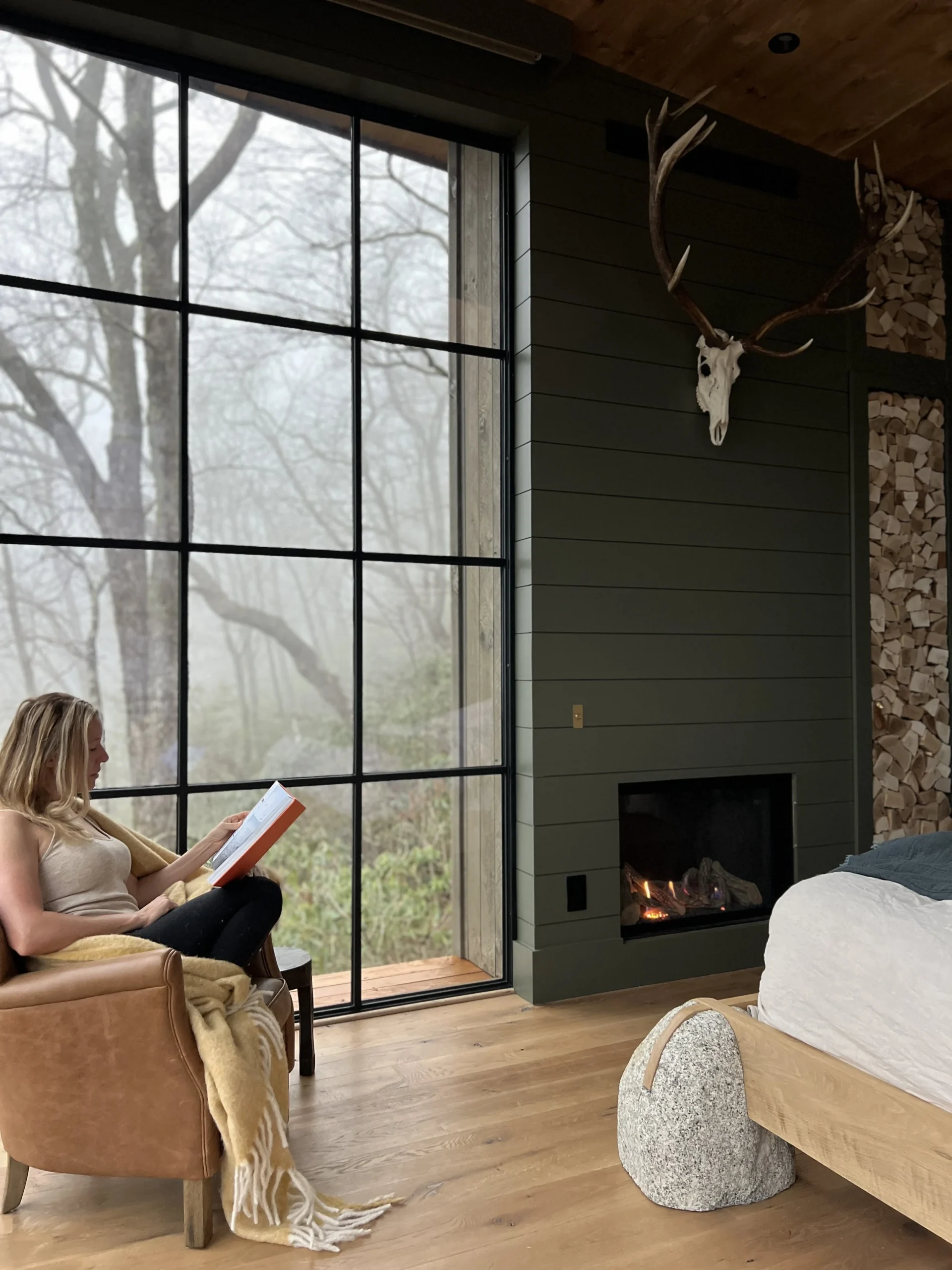 chambre avec baie vitrée et cheminée cabane vitrée au milieu des arbres Hide Inn Seek Bird Nest Treehouse chambre avec baie vitrée et cheminée cabane vitrée au milieu des arbres Hide Inn Seek Bird Nest Treehouse