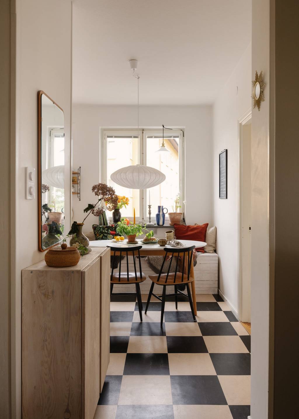 cuisine sol à damier noir et blanc deux-pièces 59m2 décoration vintage scandinave cuisine sol à damier noir et blanc deux-pièces 59m2 décoration vintage scandinave