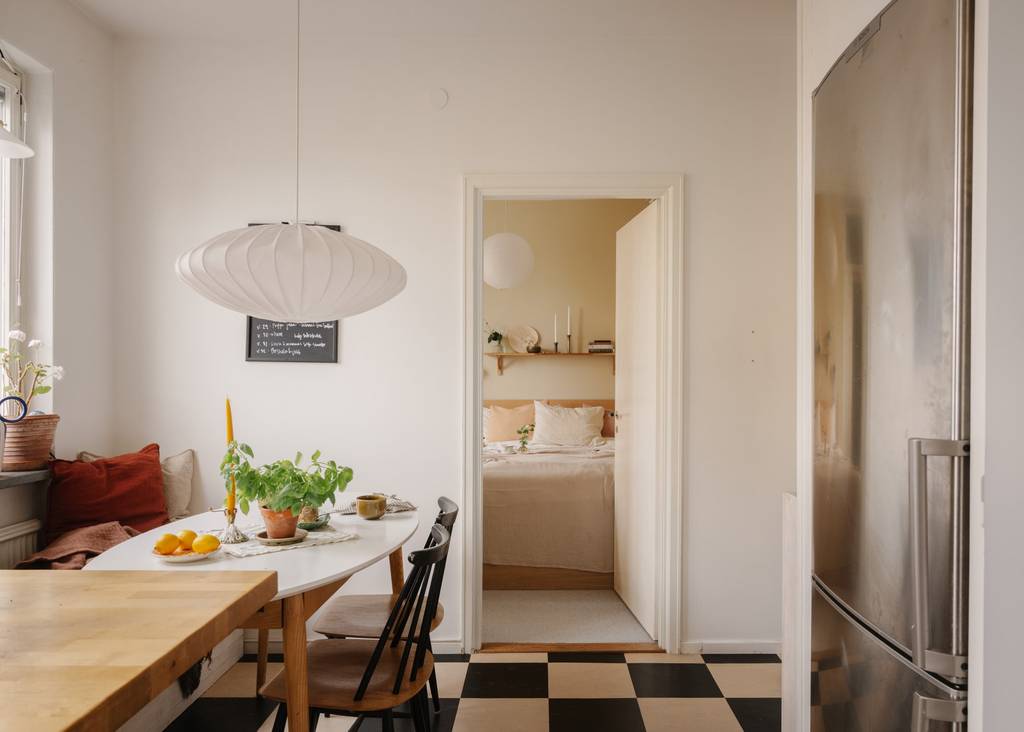cuisine deux-pièces 59m2 décoration vintage scandinave sol à damier noir et blanc cuisine deux-pièces 59m2 décoration vintage scandinave sol à damier noir et blanc
