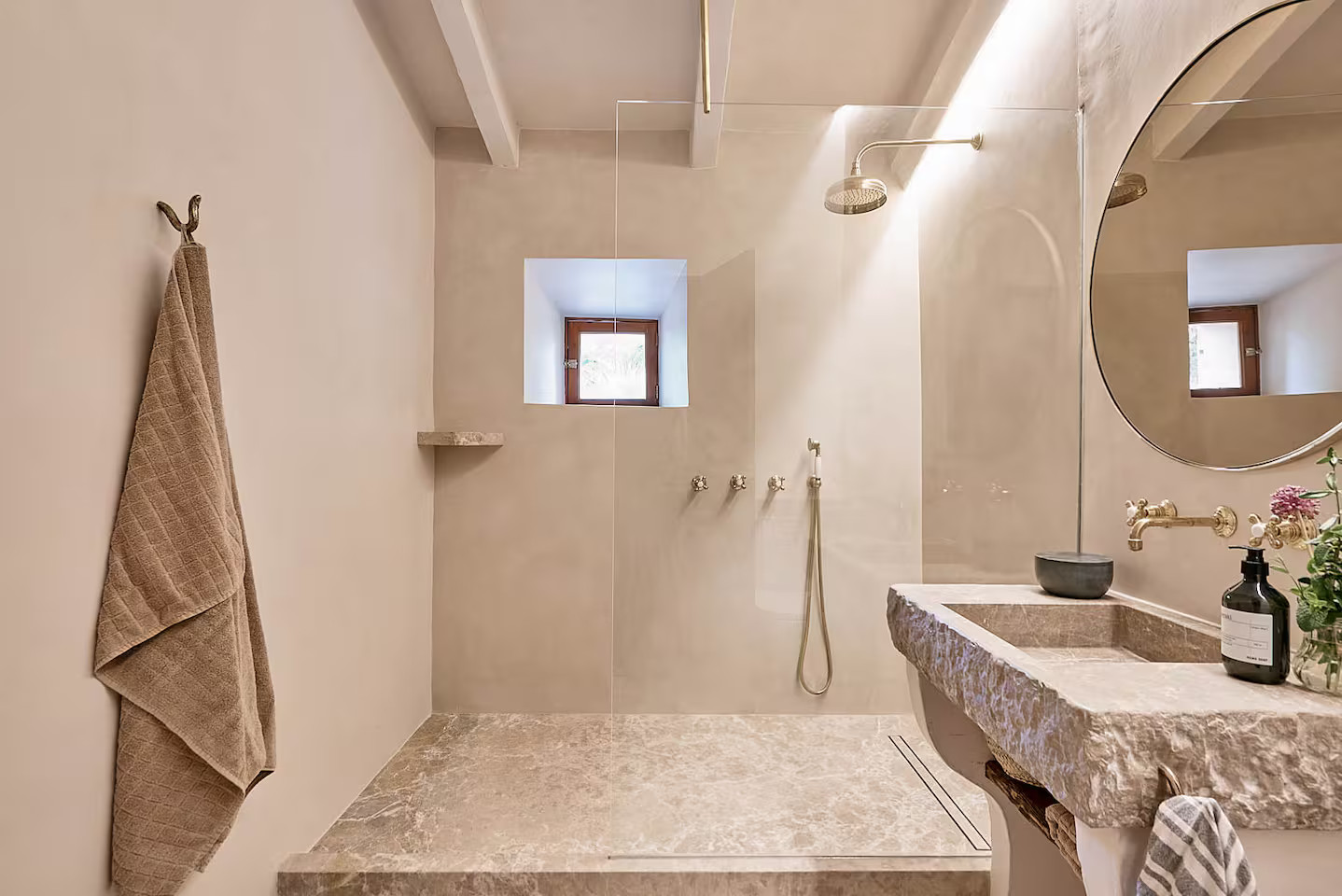 salle de bain avec poutres maison en pierre face à la Méditerranée Majorque Casa Dolphina salle de bain avec poutres maison en pierre face à la Méditerranée Majorque Casa Dolphina