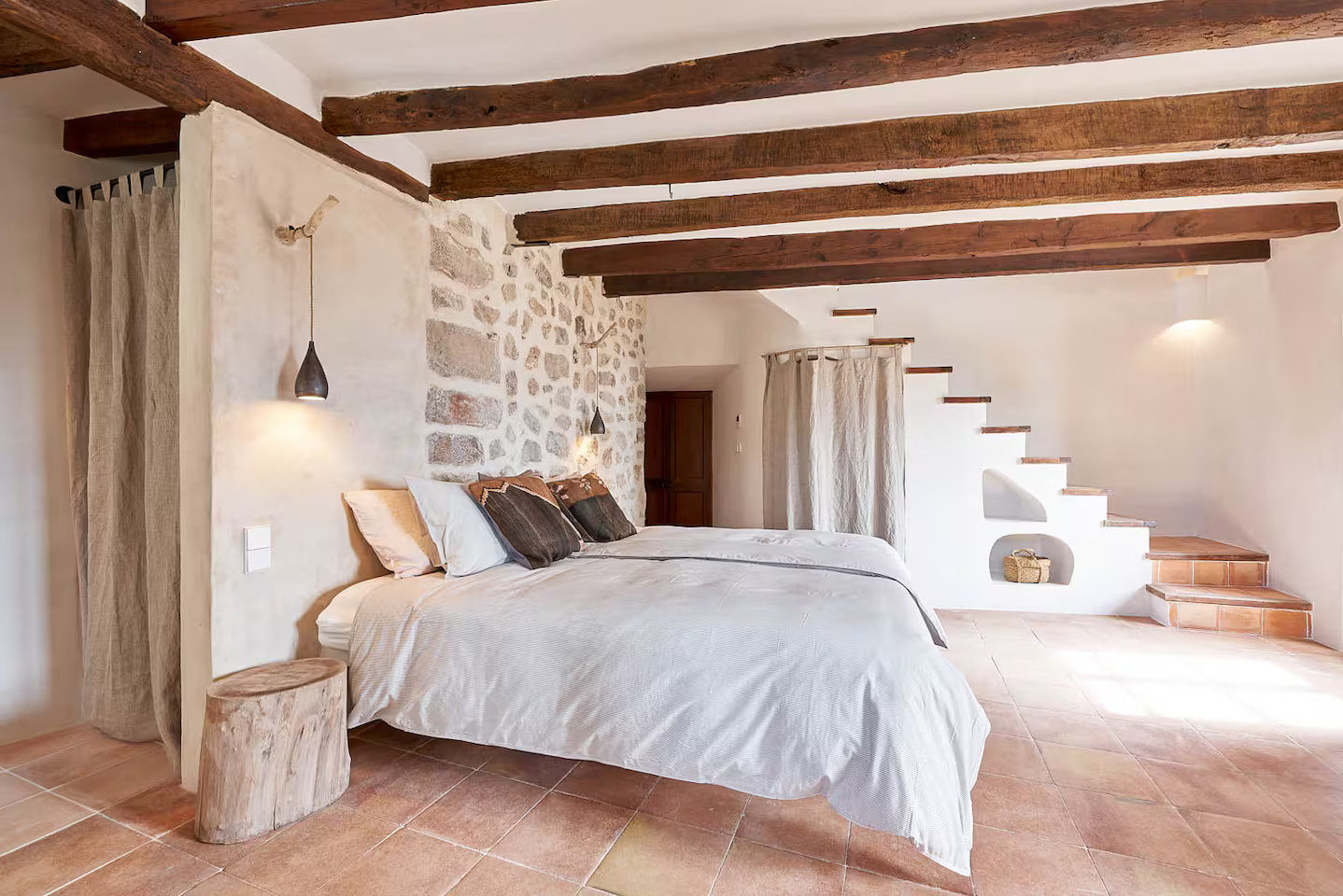 chambre avec poutres maison en pierre face à la Méditerranée Majorque Casa Dolphina chambre avec poutres maison en pierre face à la Méditerranée Majorque Casa Dolphina