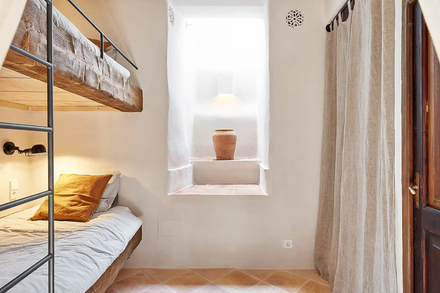 chambre lits superposés rustiques maison en pierre face à la Méditerranée Majorque Casa Dolphina chambre lits superposés rustiques maison en pierre face à la Méditerranée Majorque Casa Dolphina