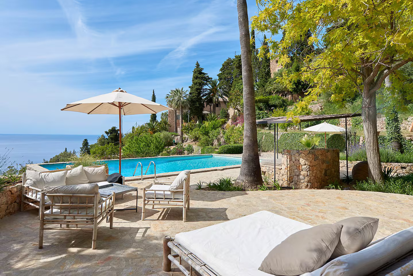 jardin avec piscine maison en pierre face à la Méditerranée Majorque Casa Dolphina jardin avec piscine maison en pierre face à la Méditerranée Majorque Casa Dolphina