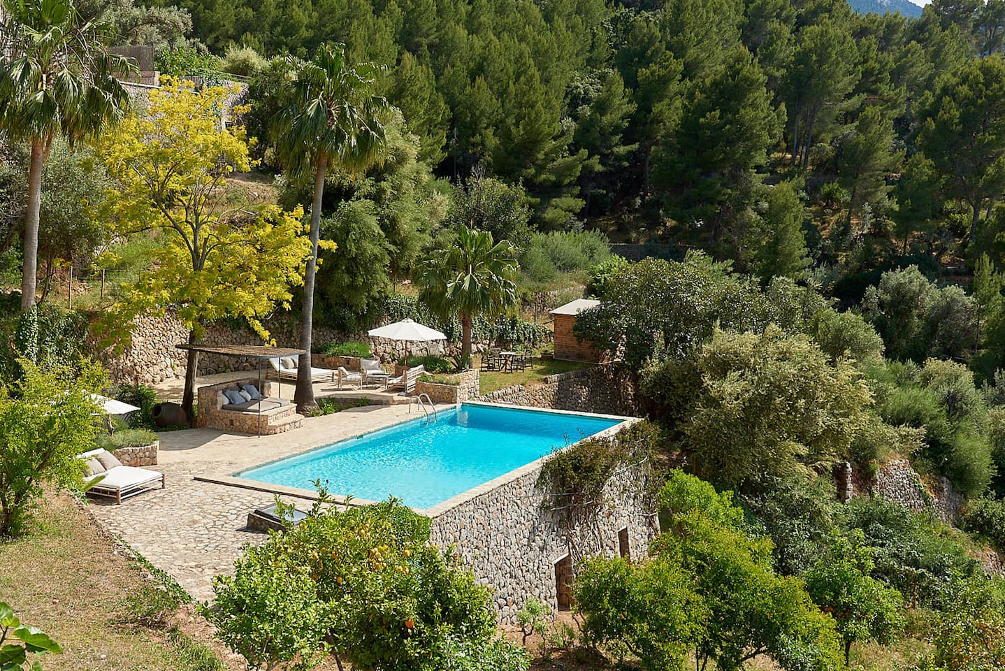 jardin avec piscine maison en pierre face à la Méditerranée Majorque Casa Dolphina jardin avec piscine maison en pierre face à la Méditerranée Majorque Casa Dolphina