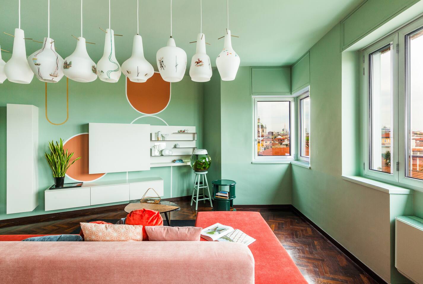 Un appartement design et coloré à Milan avec une vue panoramique