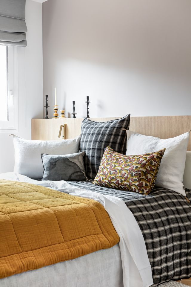 chambre décoration contemporaine appartement 130m2 Paris rénové par Elodie Sierocki Studio Photo : © Sophie Lloyd chambre décoration contemporaine appartement 130m2 Paris rénové par Elodie Sierocki Studio Photo : © Sophie Lloyd