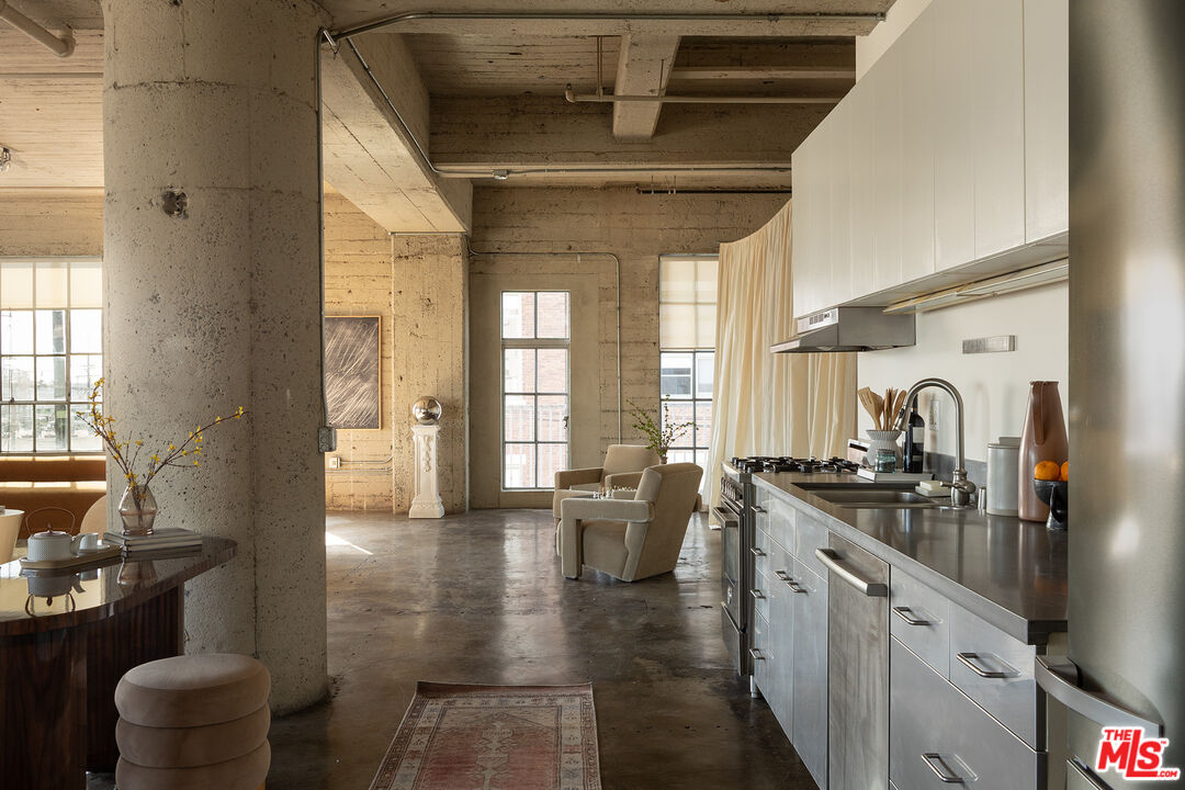 cuisine avec pilier béton brut décoration contemporaine loft Los Angeles cuisine avec pilier béton brut décoration contemporaine loft Los Angeles