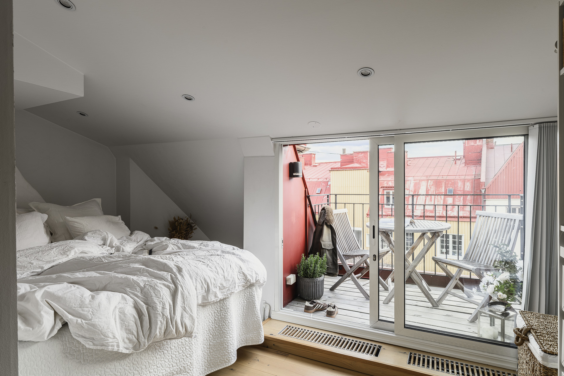 chambre avec terrasse appartement 50m2 mansardé avec poutres décoration scandinave chambre avec terrasse appartement 50m2 mansardé avec poutres décoration scandinave