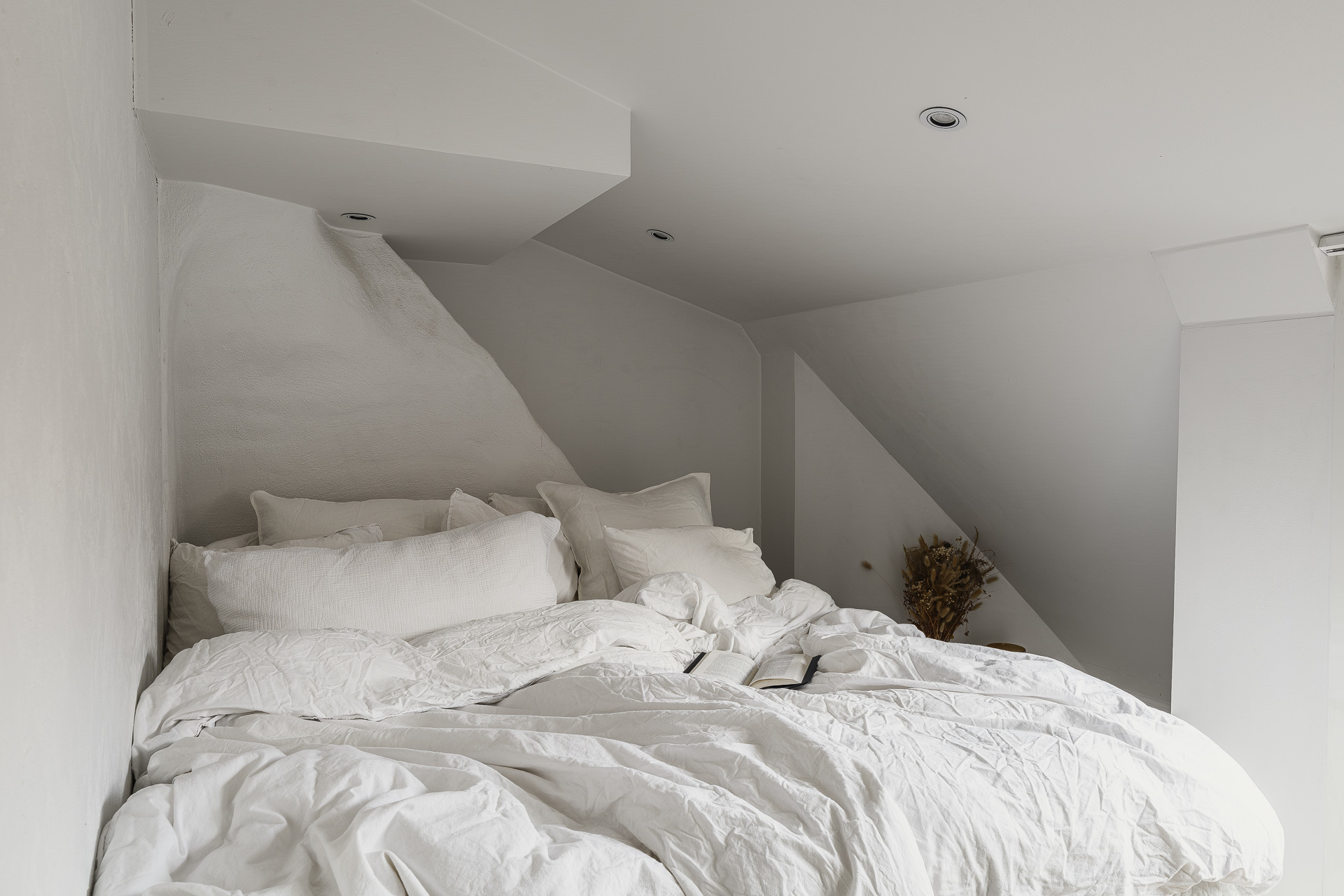 chambre appartement 50m2 mansardé avec poutres décoration scandinave chambre appartement 50m2 mansardé avec poutres décoration scandinave