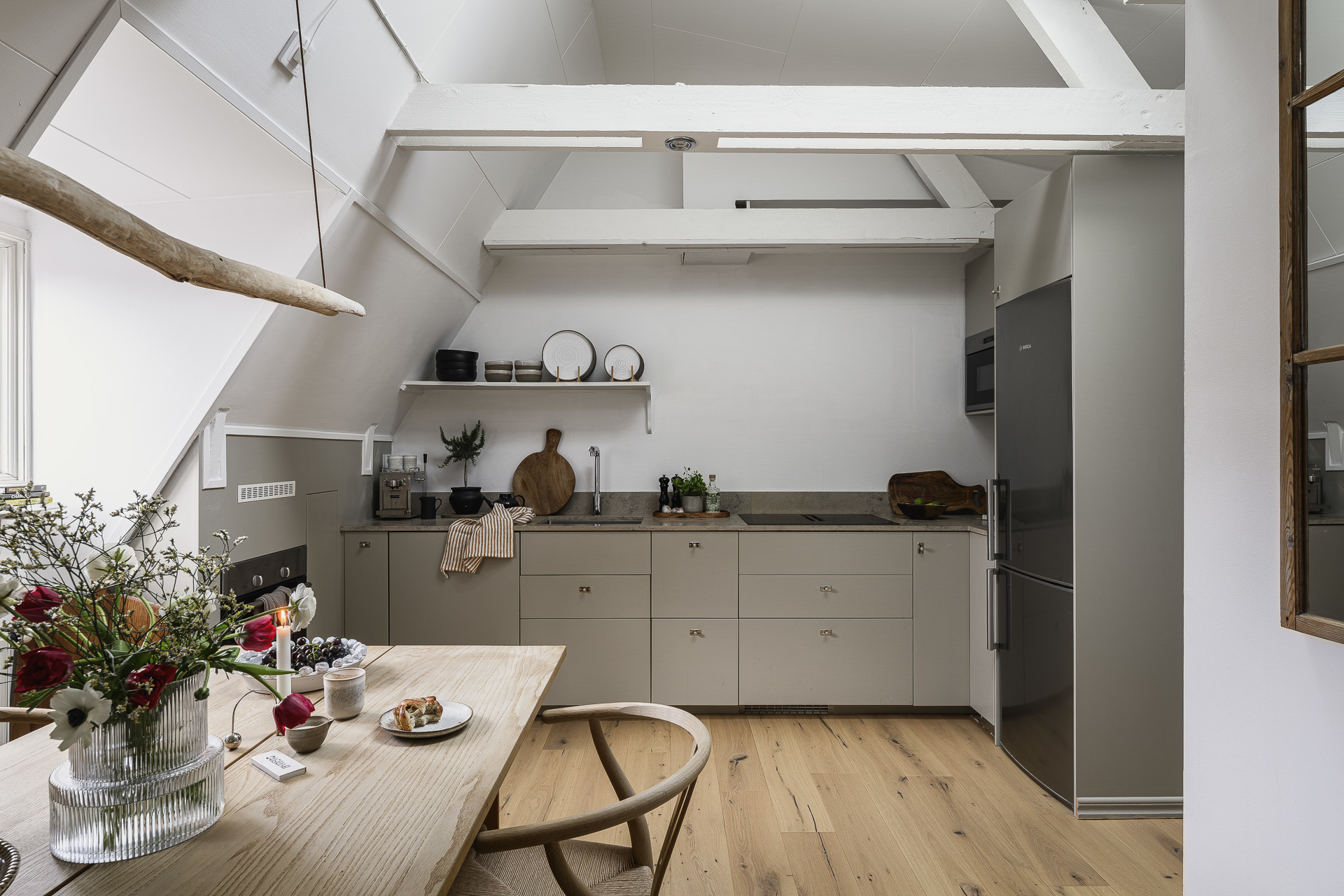 salle à manger et cuisine appartement 50m2 mansardé avec poutres décoration scandinave salle à manger et cuisine appartement 50m2 mansardé avec poutres décoration scandinave