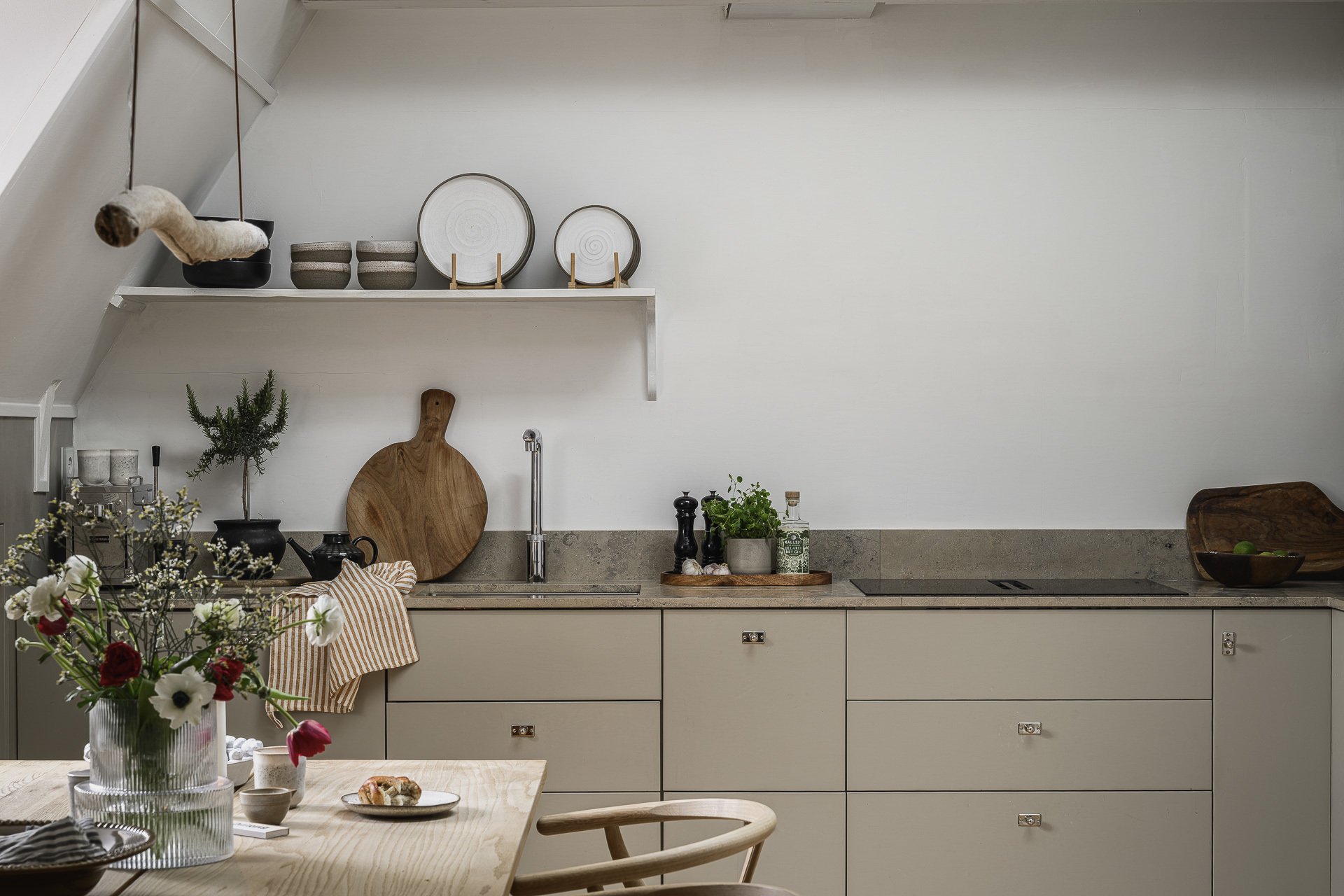 salle à manger et cuisine appartement 50m2 mansardé avec poutres décoration scandinave salle à manger et cuisine appartement 50m2 mansardé avec poutres décoration scandinave