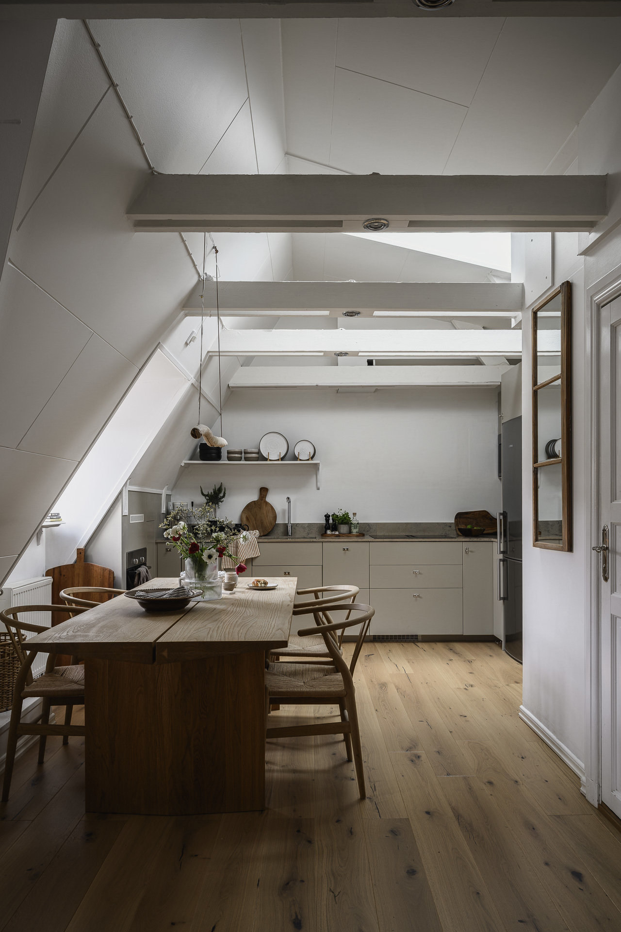salle à manger et cuisine appartement 50m2 mansardé avec poutres décoration scandinave salle à manger et cuisine appartement 50m2 mansardé avec poutres décoration scandinave