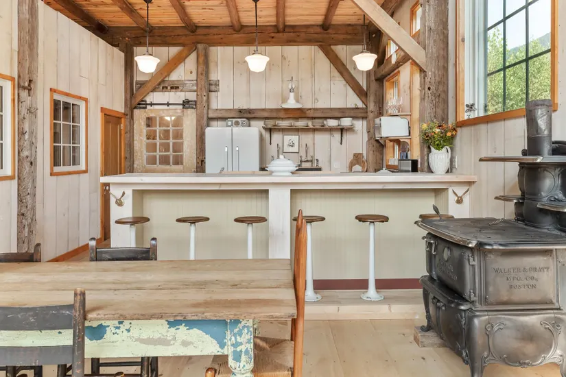 cuisine ouverte maison en vieux bois recyclé Vermont décoration rustique cuisine ouverte maison en vieux bois recyclé Vermont décoration rustique