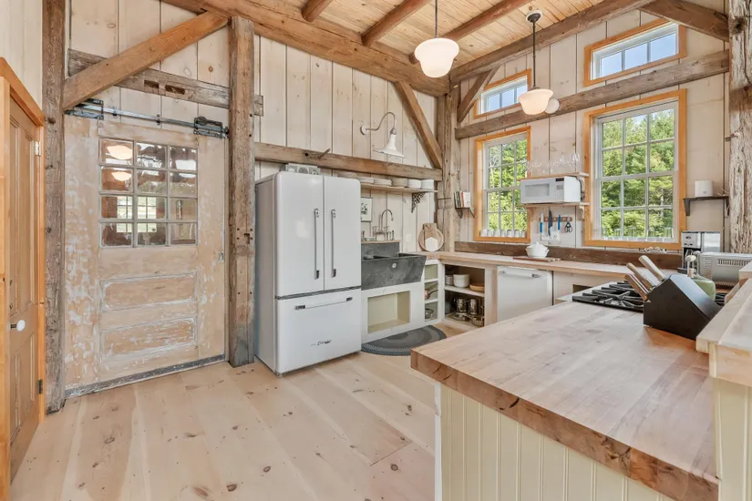 cuisine ouverte maison en vieux bois recyclé Vermont décoration rustique cuisine ouverte maison en vieux bois recyclé Vermont décoration rustique