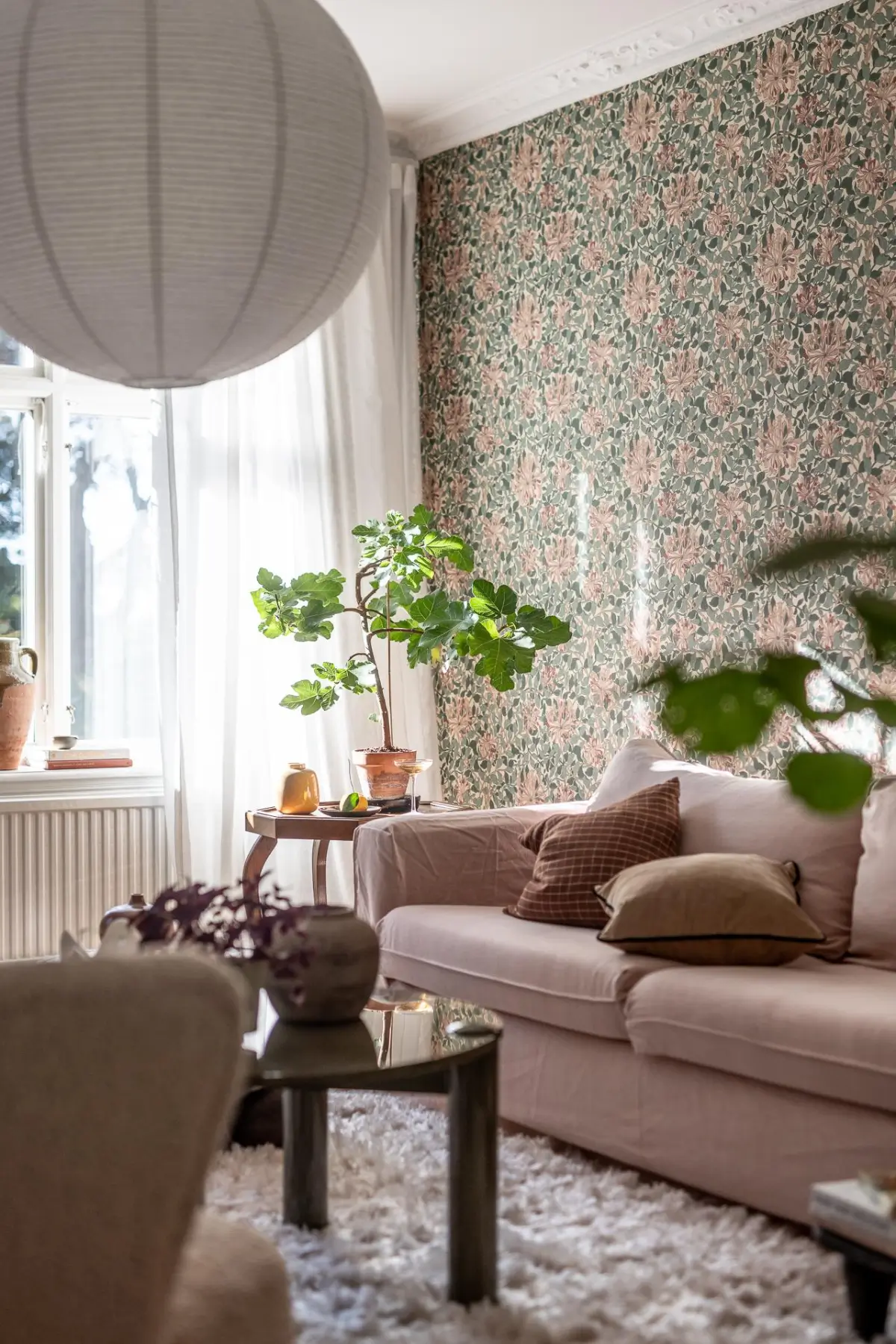 salon canapé rose pâle papier-peint William Morris vert et rose décoration scandinave salon canapé rose pâle papier-peint William Morris vert et rose décoration scandinave