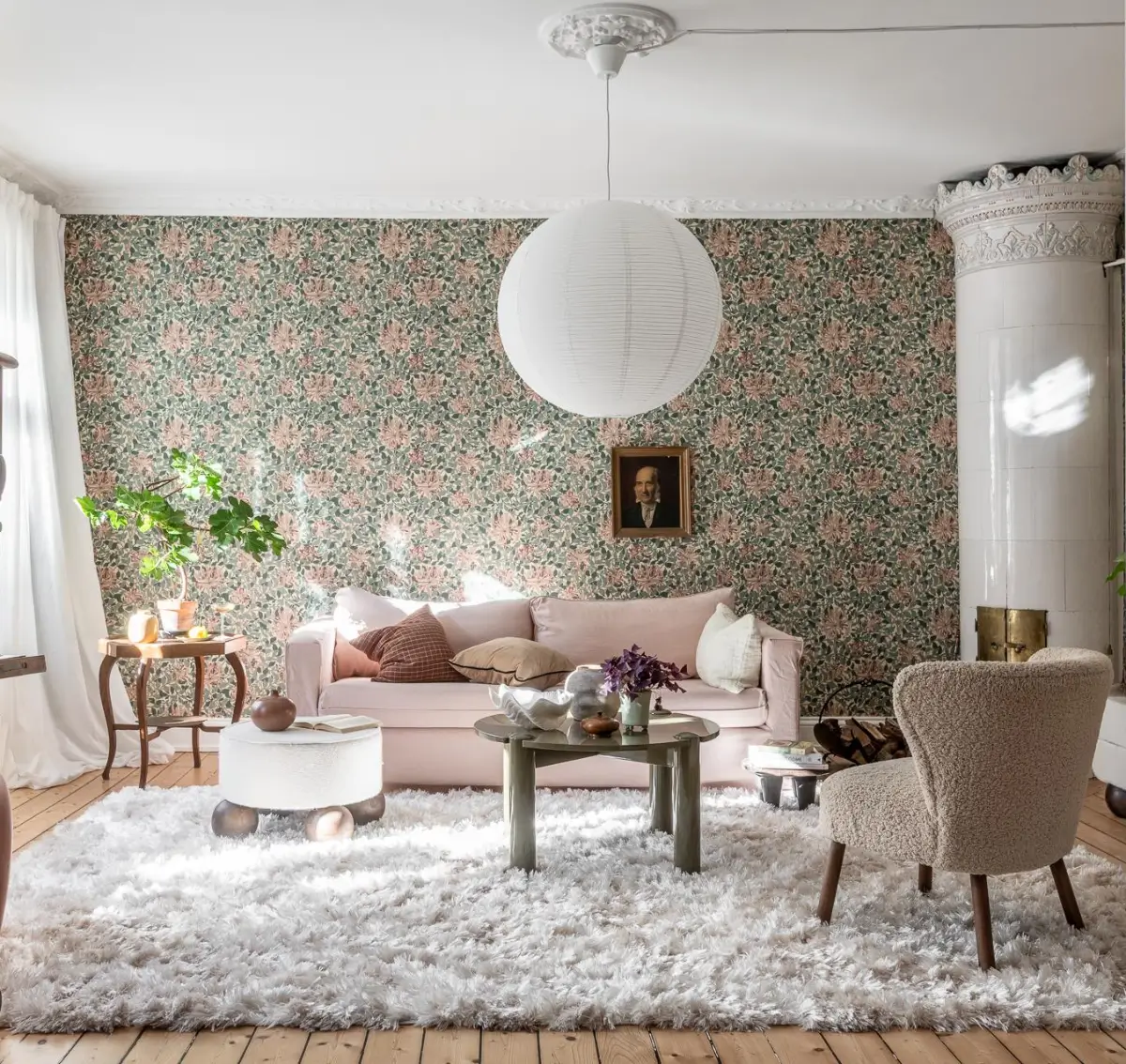 salon canapé rose pâle papier-peint William Morris vert et rose poêle ancien en céramique décoration scandinave salon canapé rose pâle papier-peint William Morris vert et rose poêle ancien en céramique décoration scandinave