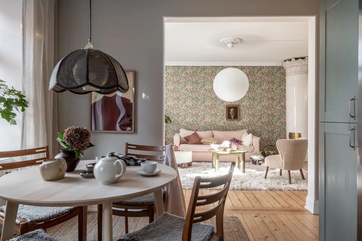 salon canapé rose pâle papier-peint William Morris vert et rose avec cuisine semi ouverte verte décoration scandinave salon canapé rose pâle papier-peint William Morris vert et rose avec cuisine semi ouverte verte décoration scandinave