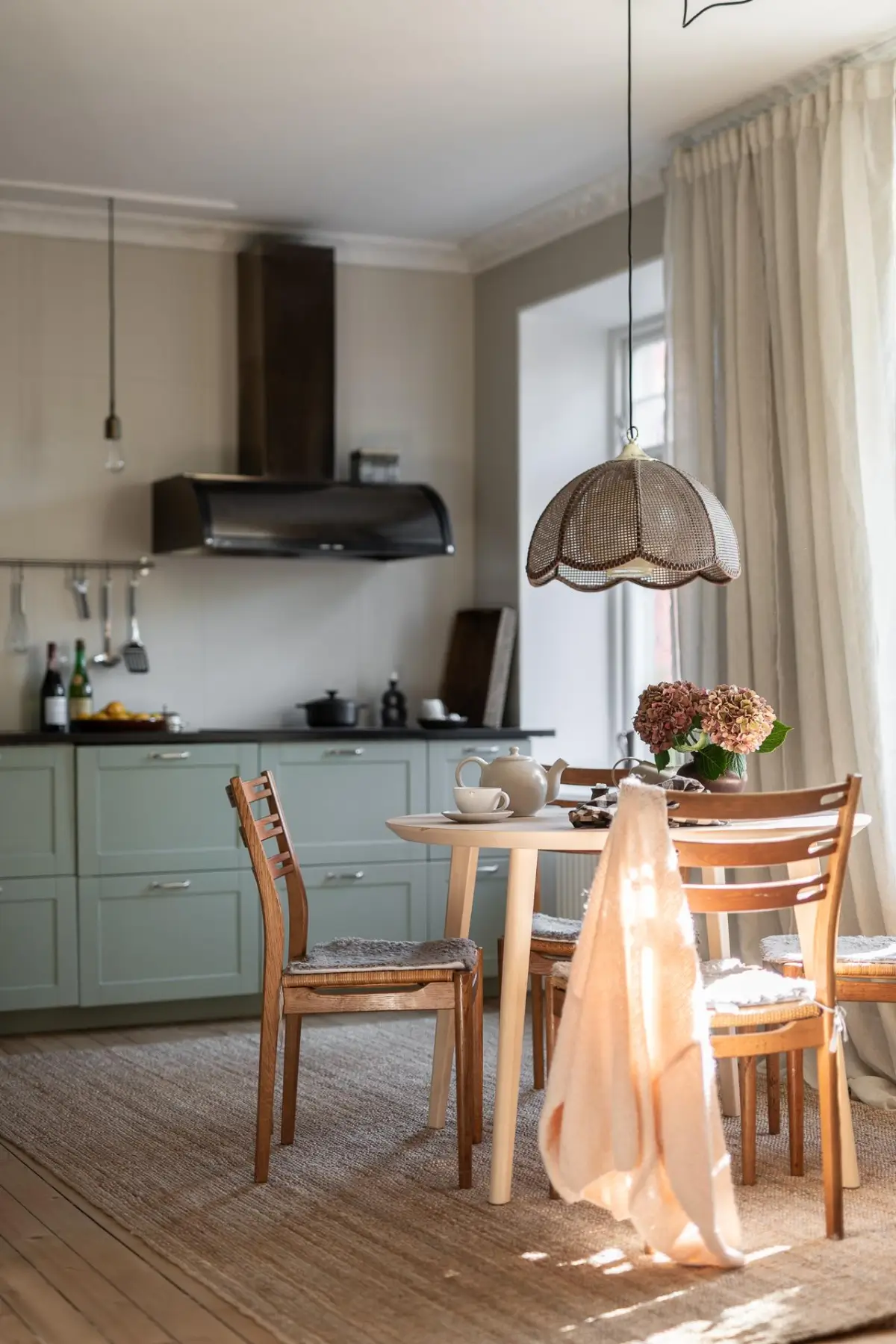 cuisine semi ouverte type shaker verte décoration scandinave avec espace repas cuisine semi ouverte type shaker verte décoration scandinave avec espace repas